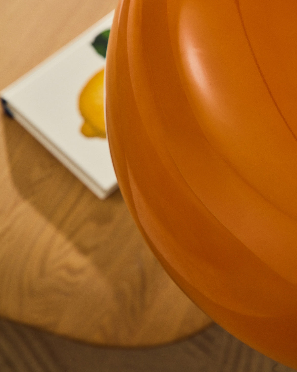 Deckenleuchte Reig aus orangefarbenem Glas Ø 38 cm in Orange präsentiert im Onlineshop von KAQTU Design AG. Pendelleuchte ist von Kave Home
