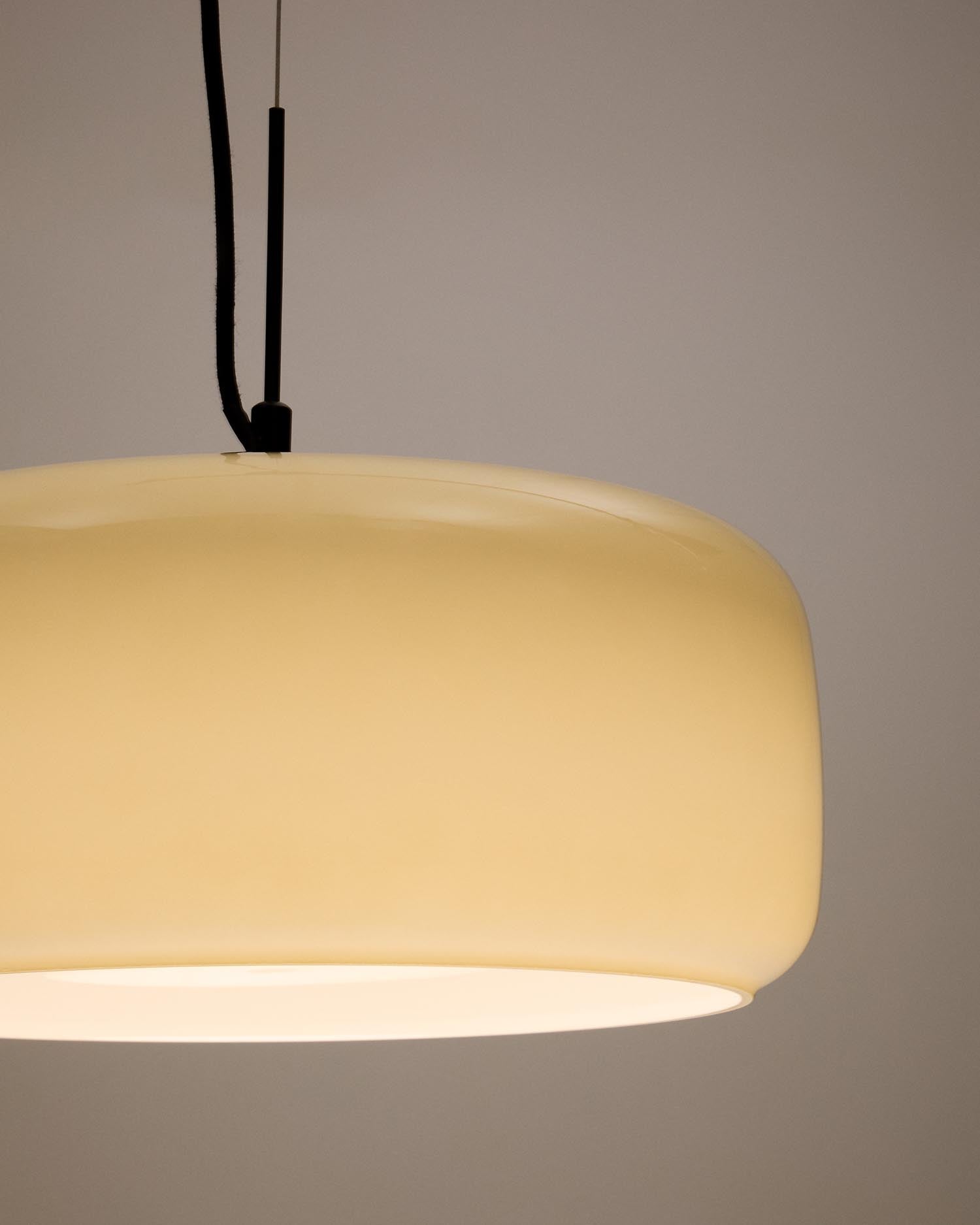 Stilvolle Deckenleuchte Reig von Kave Home: Hochwertiges hellgraues Glas (Ø 38 cm), Massivholz, warmes Licht, ideal für jeden Raum.