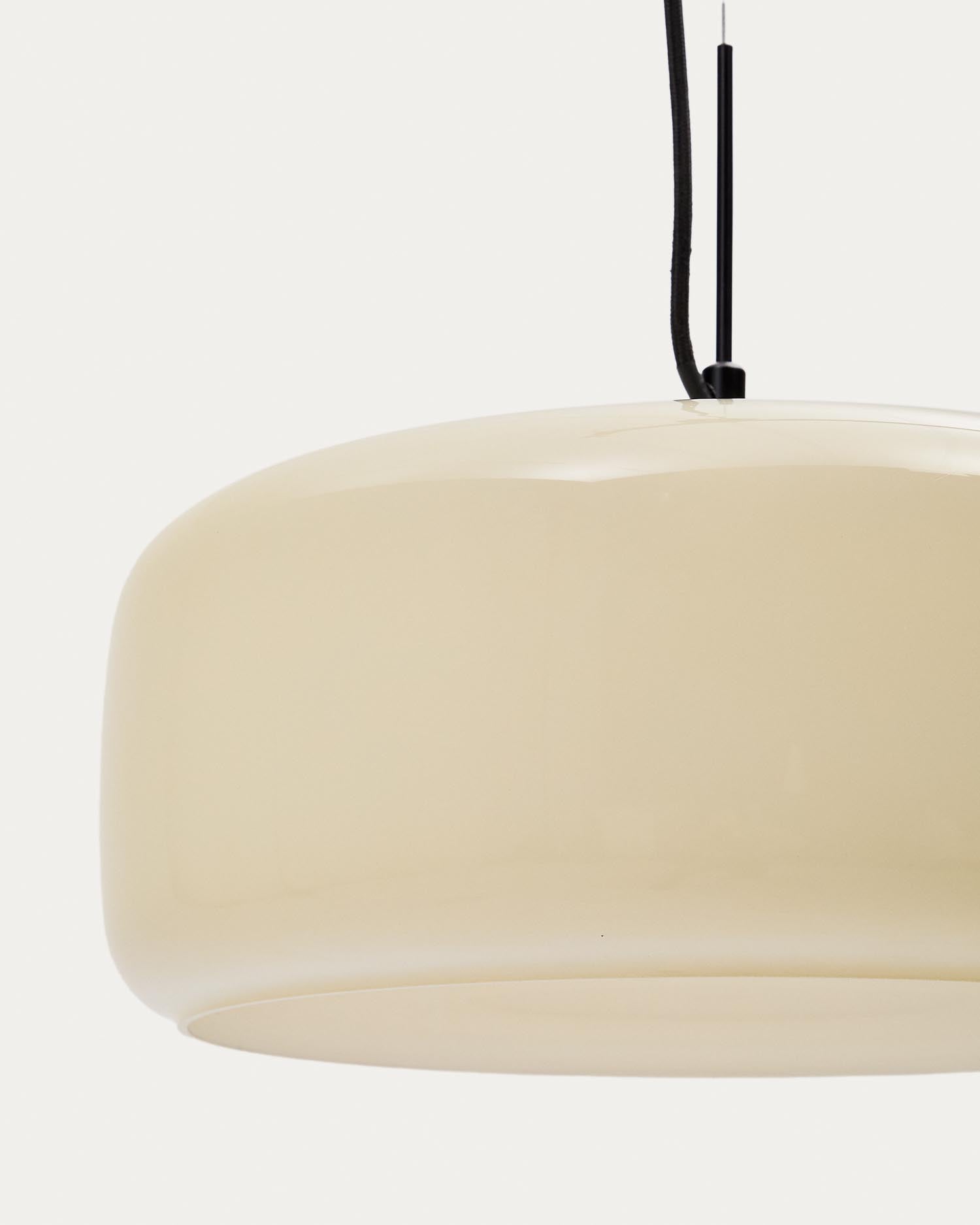 Elegante Deckenleuchte Reig von Kave Home: Zeitloses Design aus hellgrauem Glas (Ø 38 cm) und Massivholz, schafft eine warme Atmosphäre in jedem Raum.