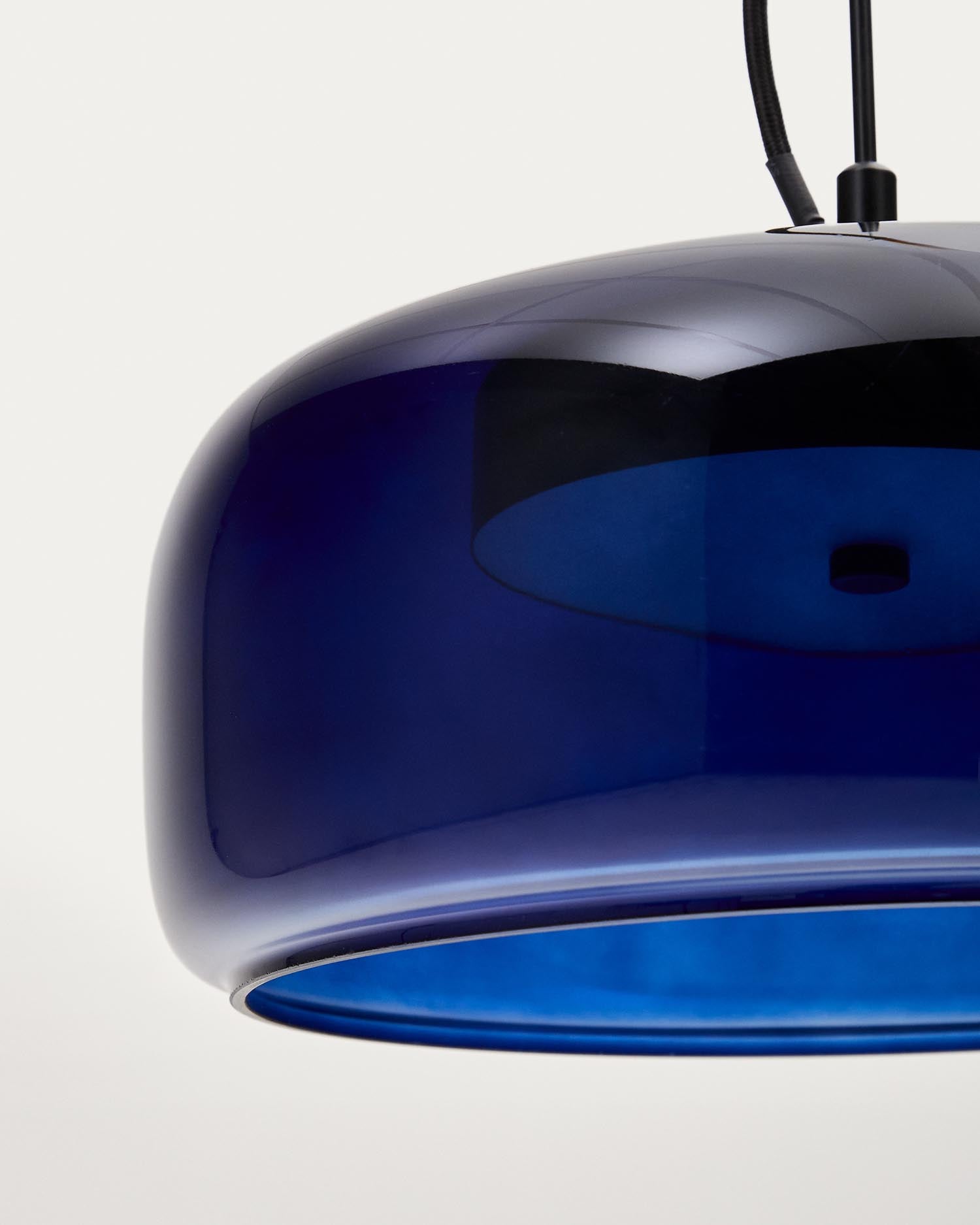 Stilvolle Deckenleuchte Reig aus blauem Glas (Ø 38 cm) von Kave Home. Harmonische Verbindung von nostalgischem Design und moderner Ästhetik.