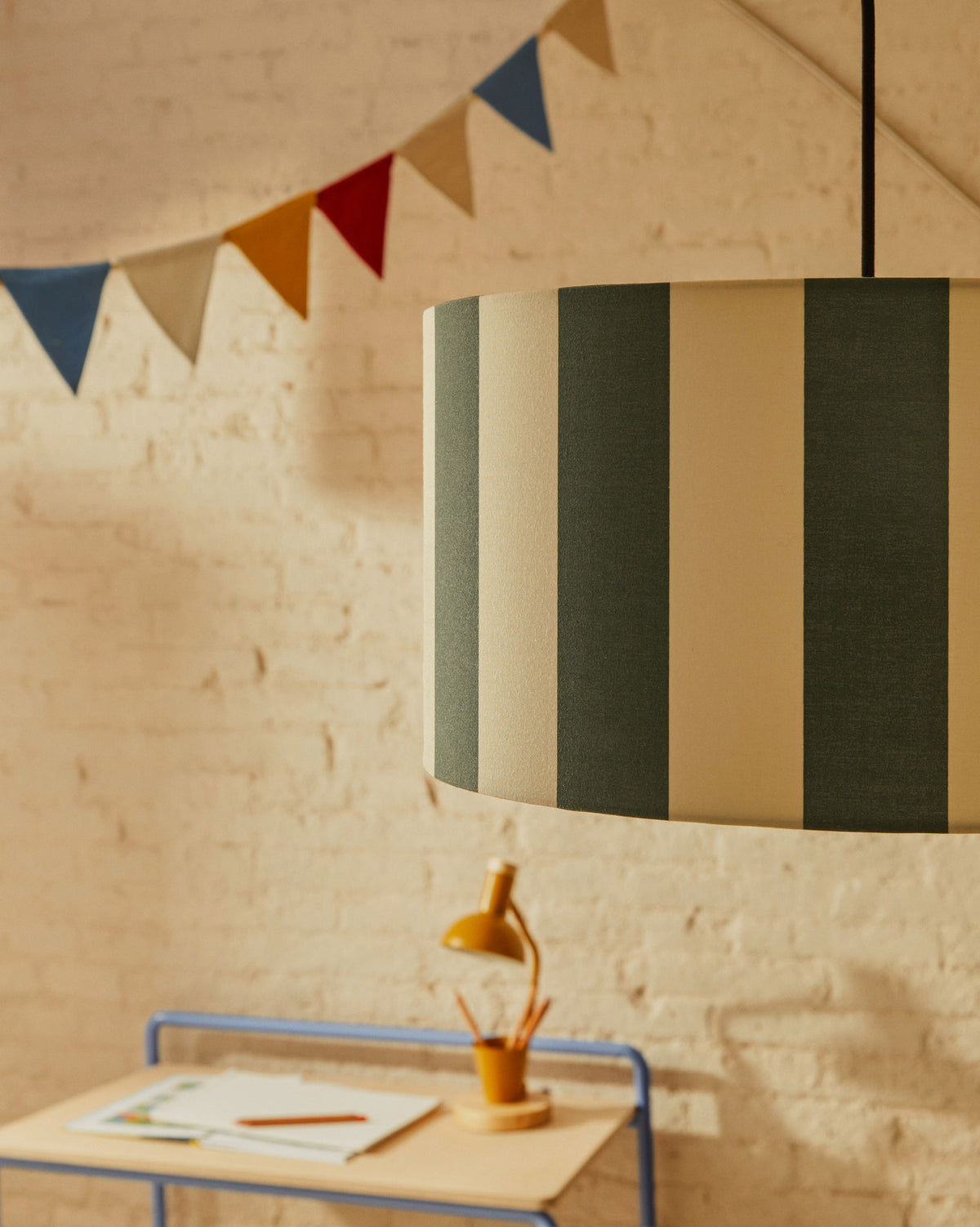Schirm für Deckenleuchte Ciral mit blauen und weissen Streifen Ø 40 cm in Blau präsentiert im Onlineshop von KAQTU Design AG. Pendelleuchte ist von Kave Home