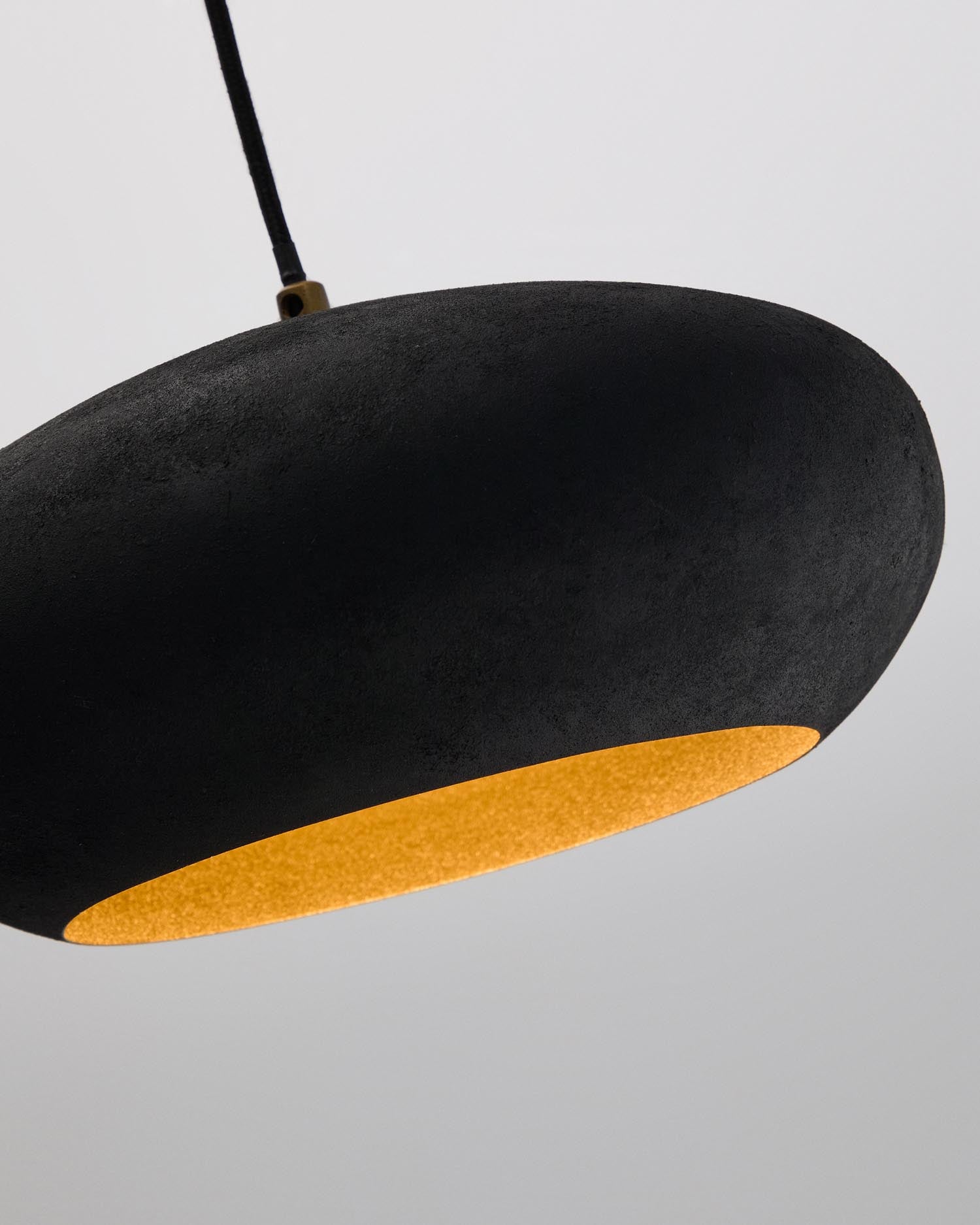 Elegante Deckenleuchte Inda von Kave Home: Ø 30 cm, schwarzes Metall und Massivholz, perfekte Beleuchtung für stilvolle Wohnräume.