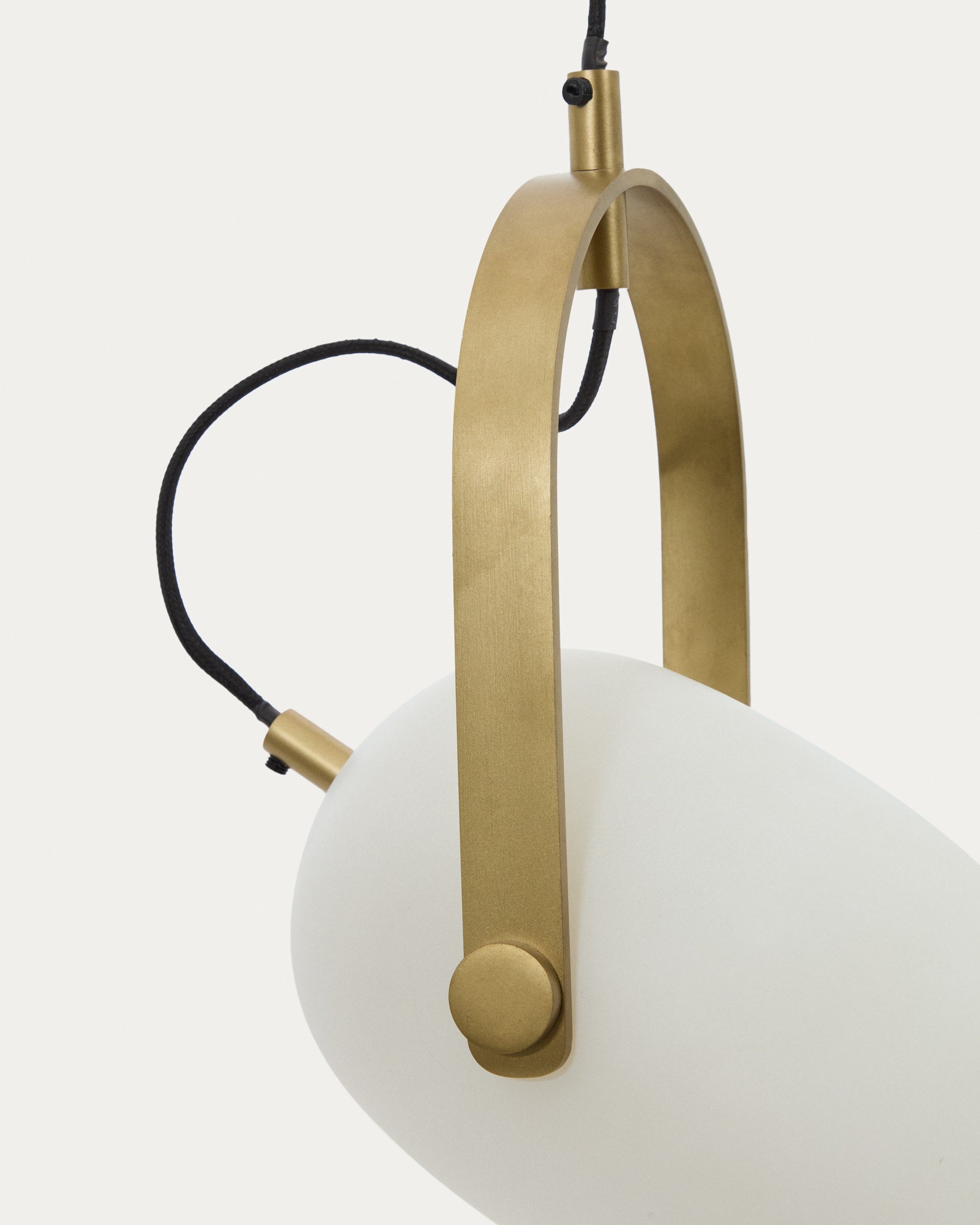 Die Deckenleuchte Reisy (Ø14 cm) von Kave Home vereint elegantes Milchglas und antiken Messingeffekt für eine stilvolle Raumbeleuchtung.