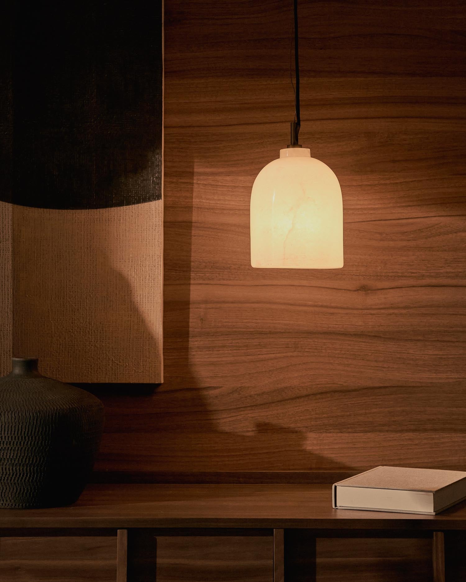 Die Deckenleuchte Shenli von Kave Home kombiniert edlen Alabaster mit robustem Massivholz und schafft so ein stilvolles, einladendes Licht für Ihr Zuhause.