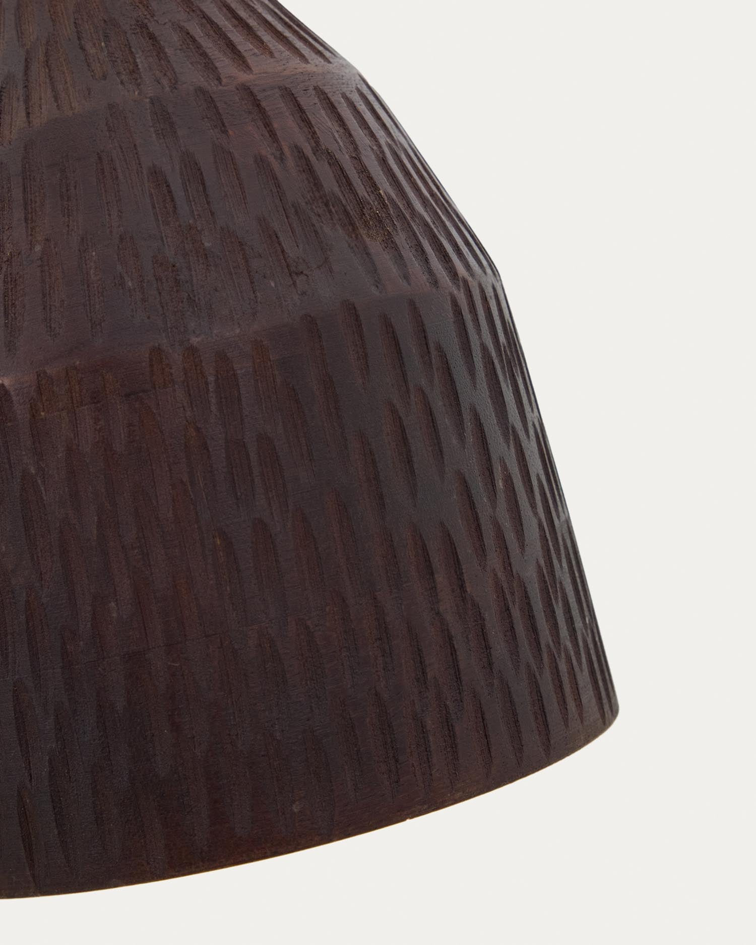 Verlängerte Deckenleuchte Amire von Kave Home: Handgefertigte Holzleuchte mit schwarzem Finish, Ø 15 cm, für eine warme und moderne Atmosphäre.