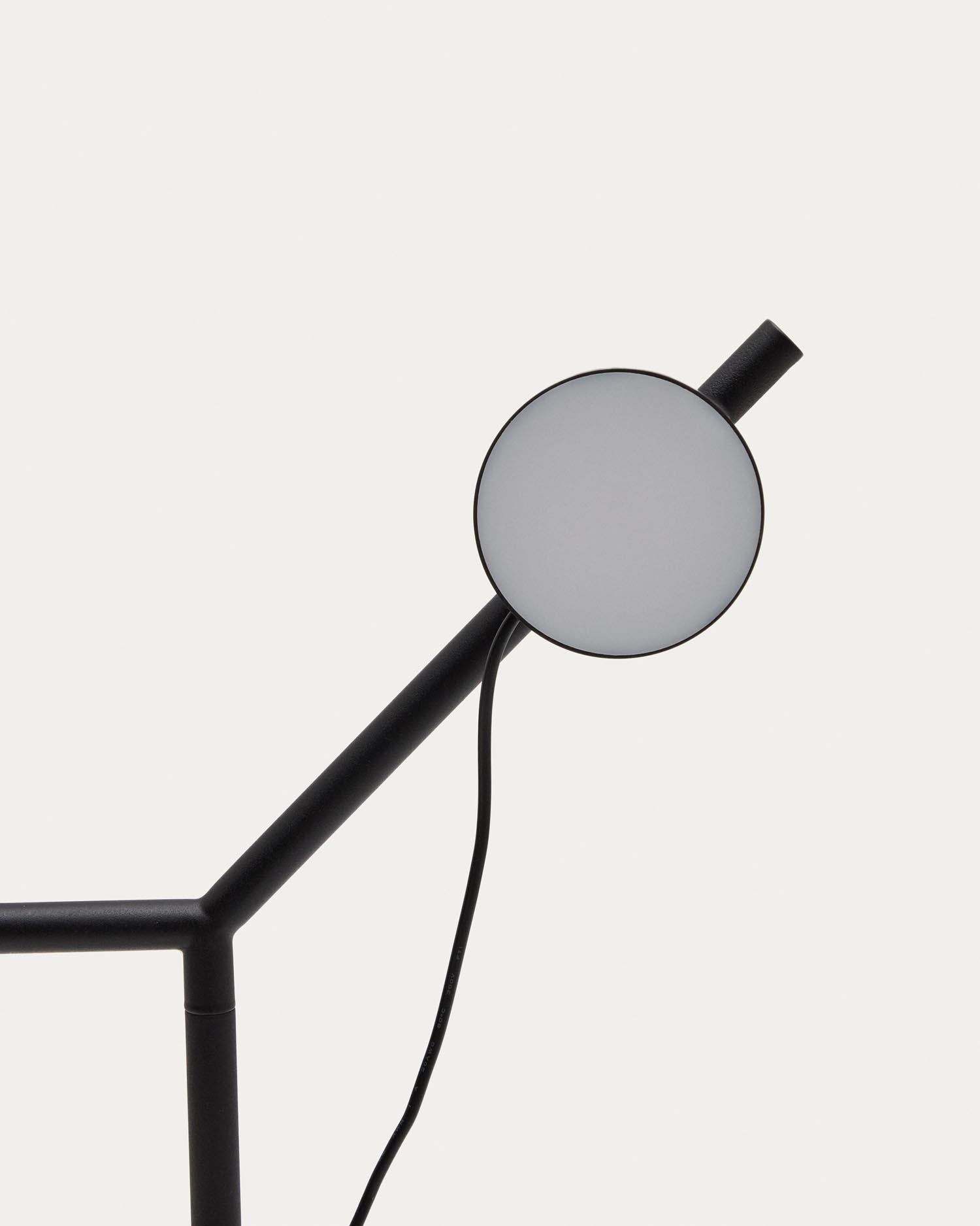 Erleben Sie die Orey Tischlampe von Kave Home: Stilvolles schwarzes Metall, modulare Lichtpunkte und warmes Licht für eine einladende Atmosphäre.