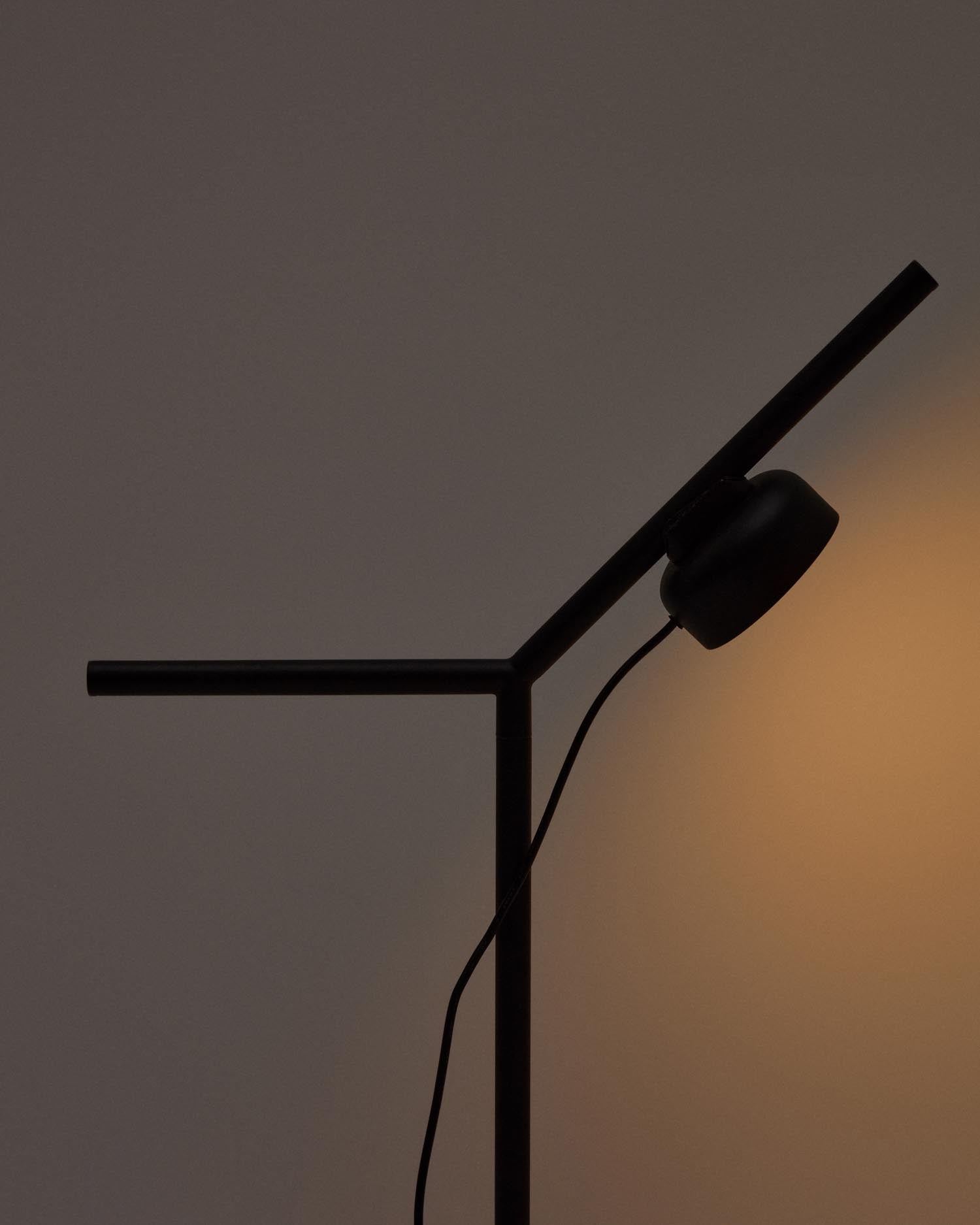 Erleben Sie die Orey Tischlampe von Kave Home: Stilvolles schwarzes Metall, warmes Licht und individuelle Beleuchtung für ein modernes Ambiente.