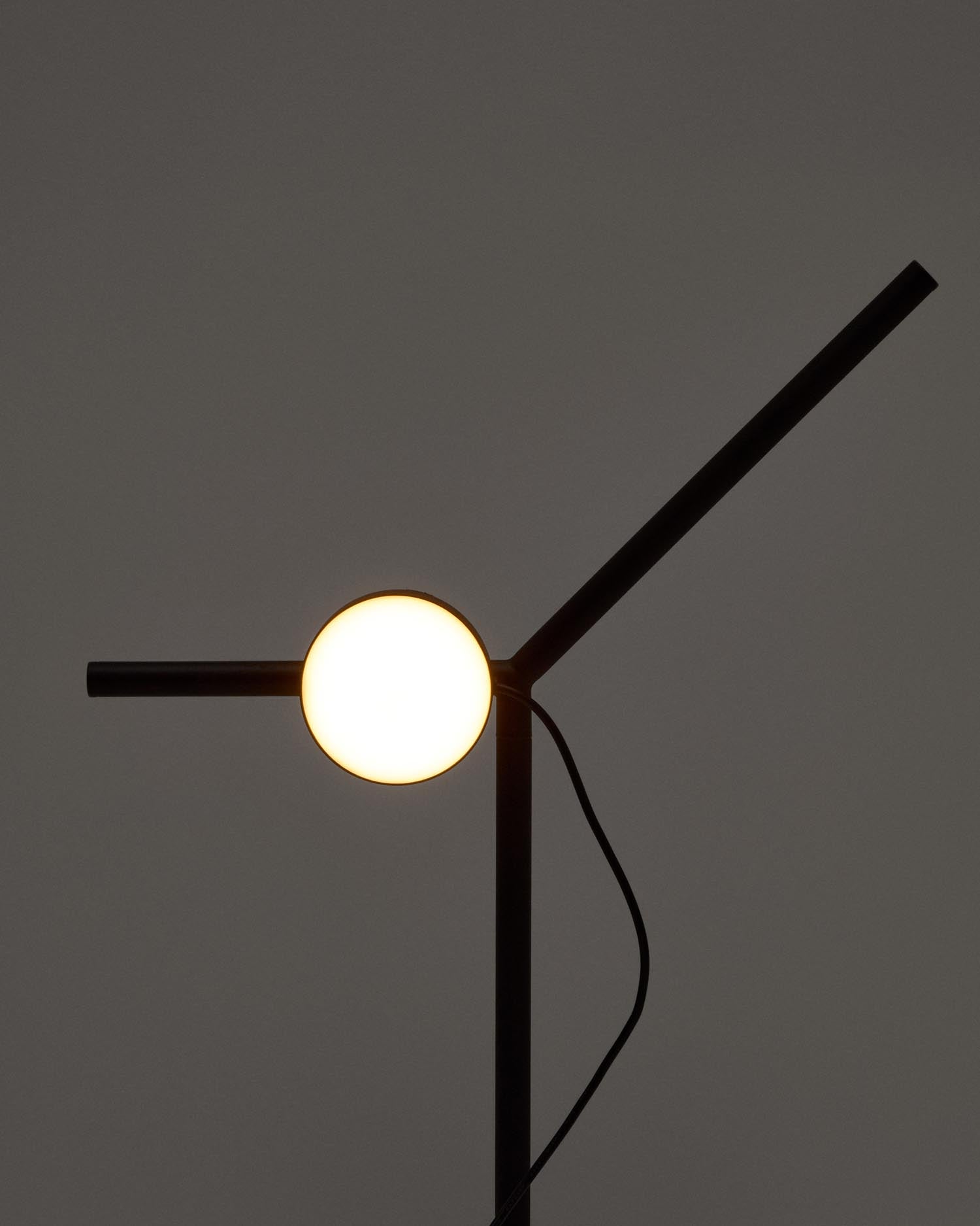 Entdecken Sie die Orey Tischlampe von Kave Home: Elegantes Design aus schwarzem Metall, anpassbares Licht und modulare Flexibilität für jeden Raum.