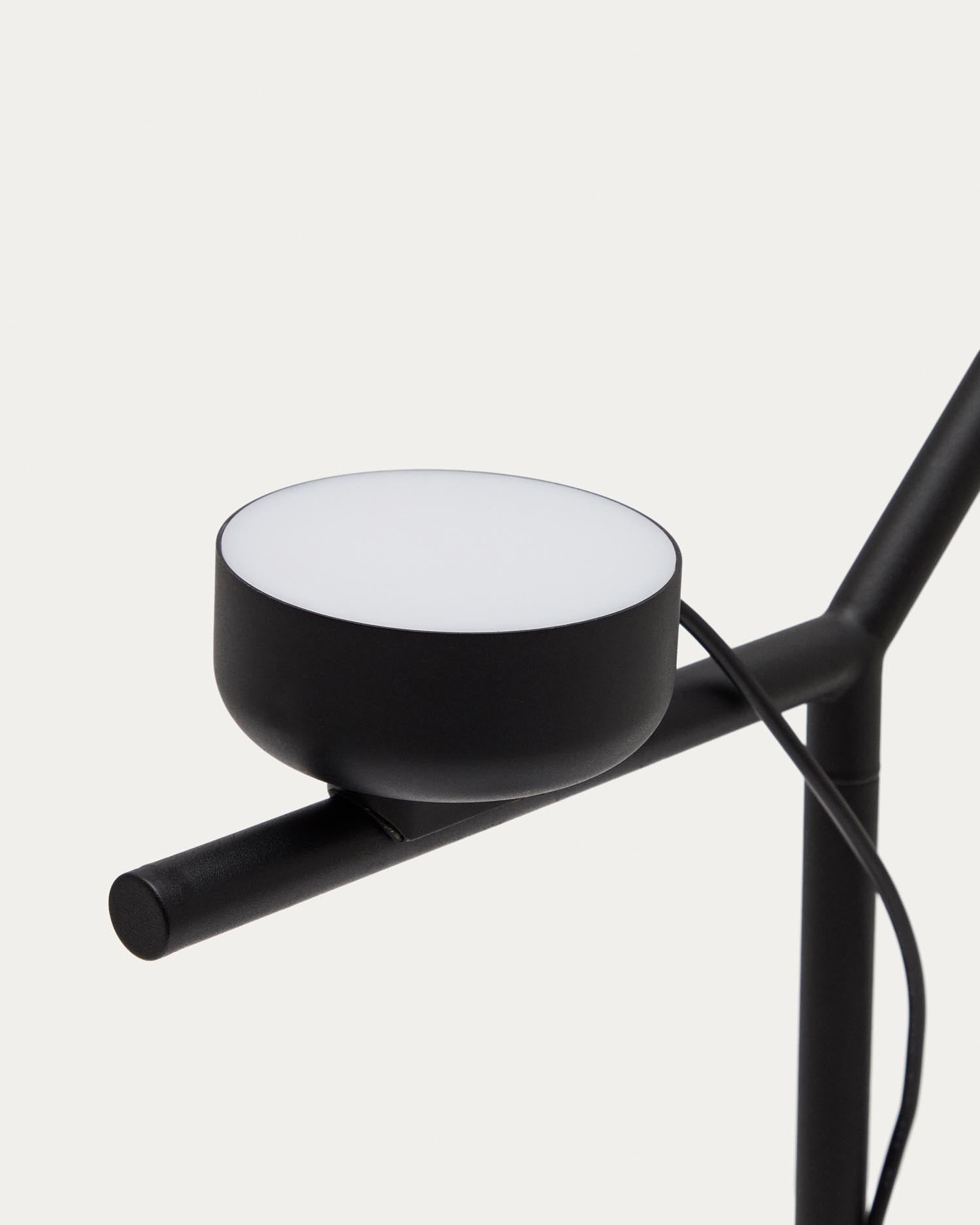 Erleben Sie die Tischlampe Orey von Kave Home – ein Meisterwerk aus schwarzem Metall mit flexiblem Lichtpunkt, das jeden Raum stilvoll erhellt.