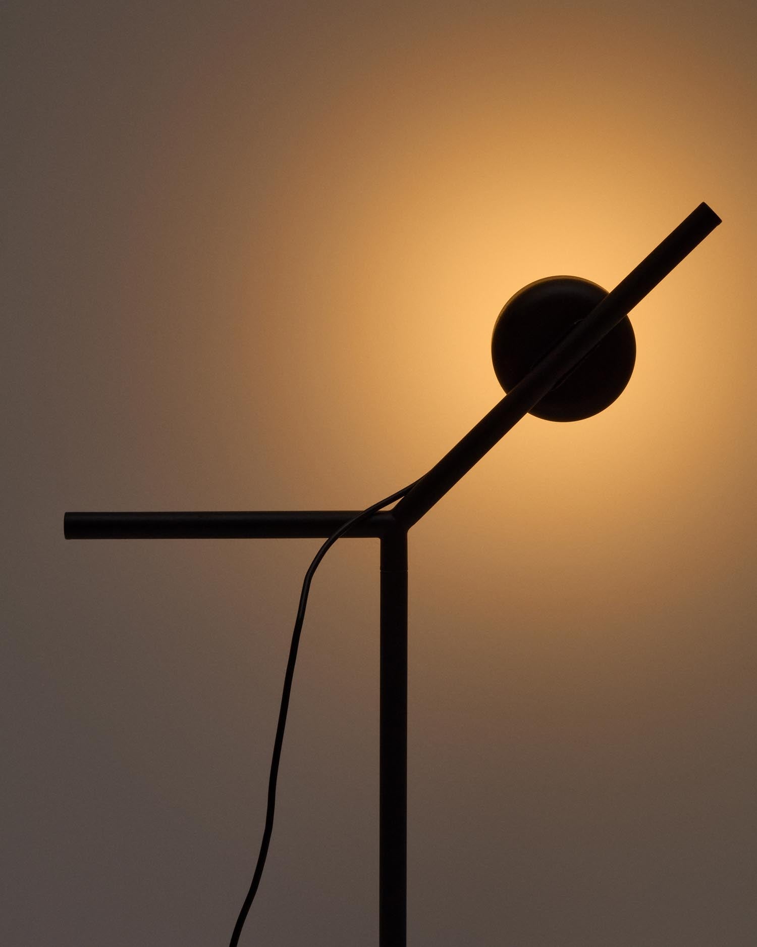 Erleben Sie die Tischlampe Orey von Kave Home: Stilvolles schwarzes Metall, modulare Lichtpunkte und warmes Licht für eine einladende Atmosphäre.