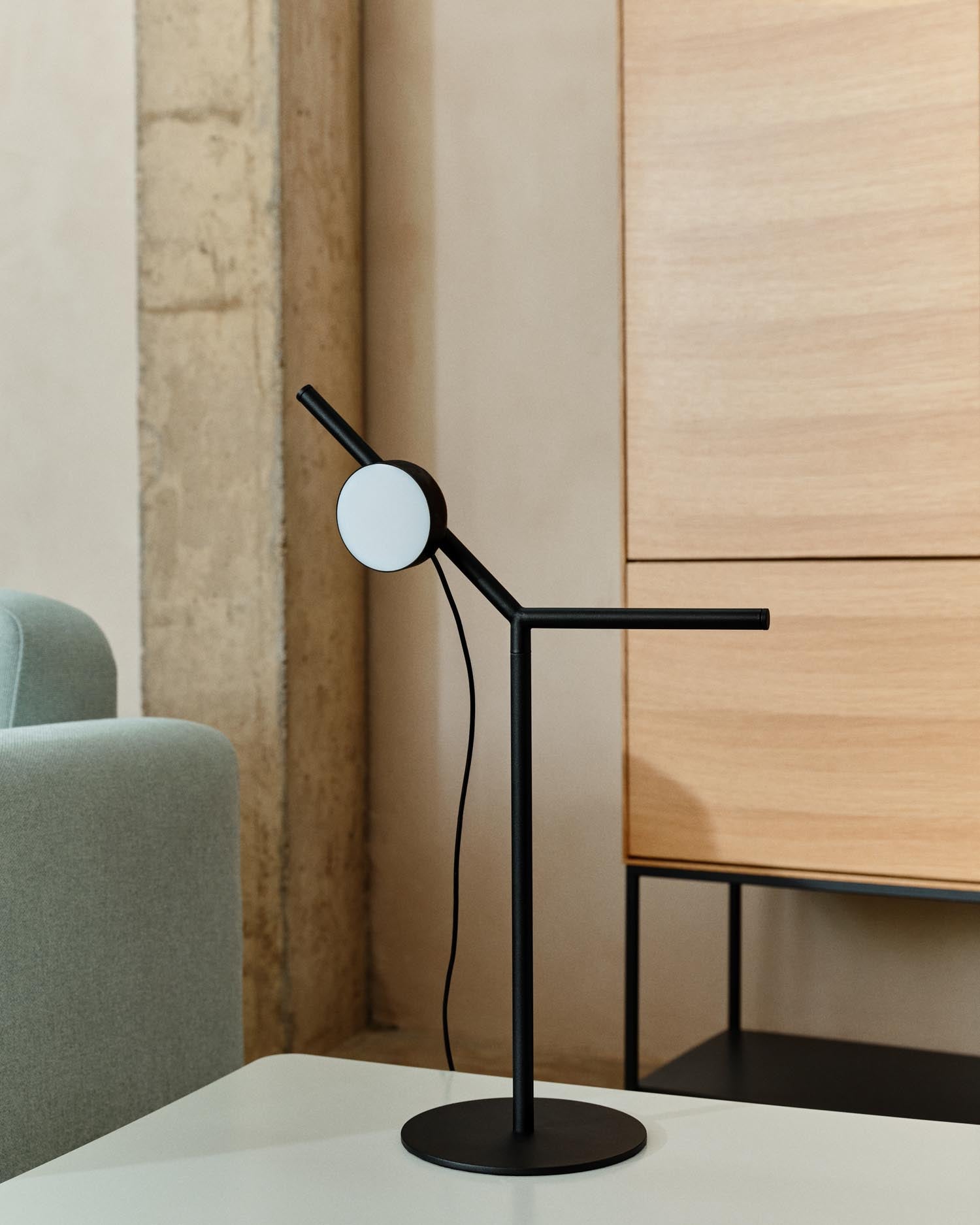 Entdecken Sie die stilvolle Tischlampe Orey von Kave Home. Mit ihrem eleganten Design aus schwarzem Metall und anpassbarem Lichtpunkt bringt sie modernes Flair in Ihr Zuhause.