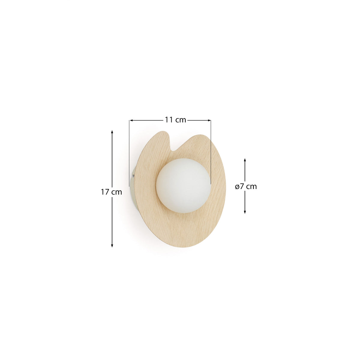 Wandleuchte Wilara aus Eichenfurnier mit einer weissen Rauchglaskugel in Natur präsentiert im Onlineshop von KAQTU Design AG. Wandleuchte ist von Kave Home