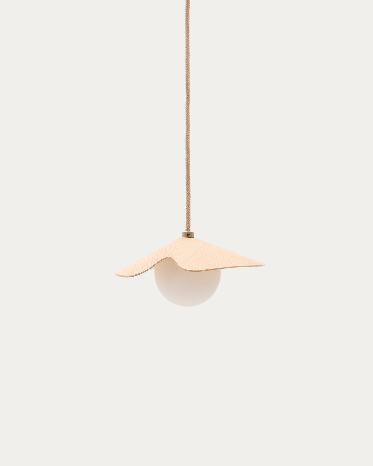 Deckenleuchte Wilara aus Eichenfurnier mit 1 weissen Rauchglaskugel in Natur präsentiert im Onlineshop von KAQTU Design AG. Pendelleuchte ist von Kave Home