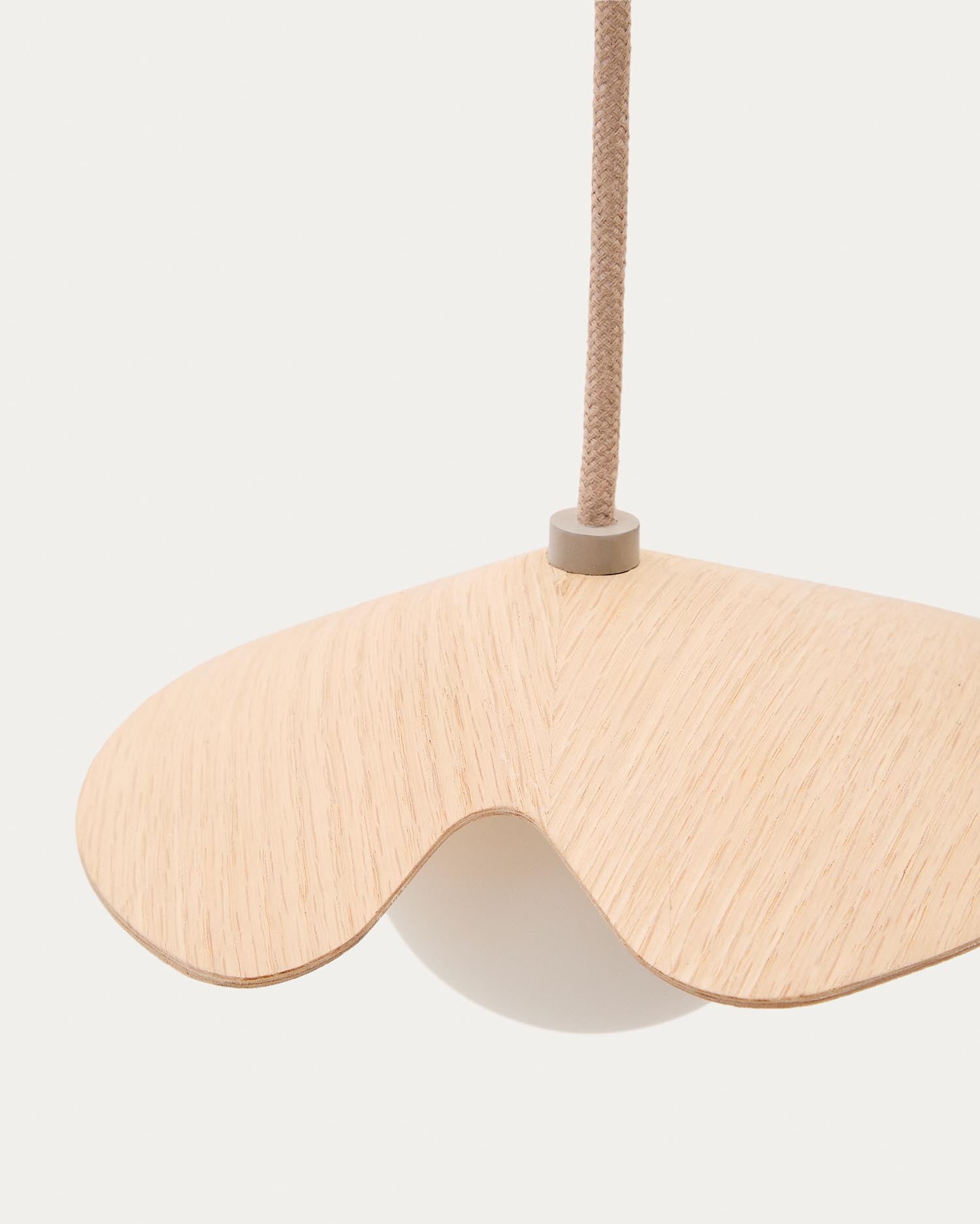 Die Deckenleuchte Wilara von Kave Home kombiniert edles Eichenfurnier mit einer eleganten weißen Rauchglaskugel und sorgt für stilvolle Akzente in jedem Raum.