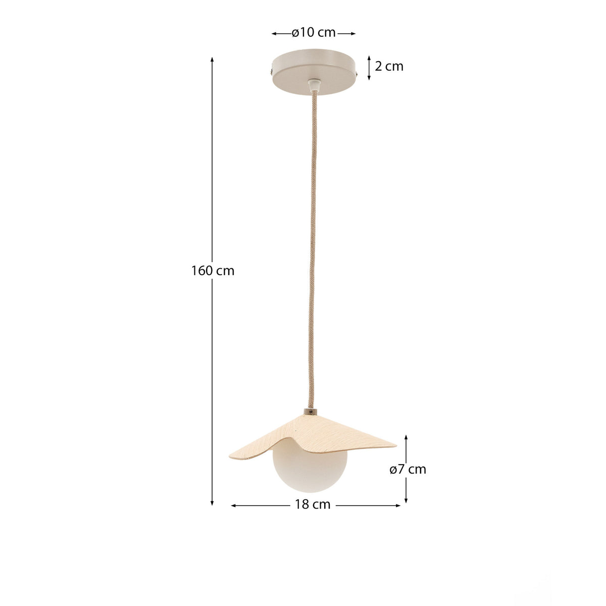 Deckenleuchte Wilara aus Eichenfurnier mit 1 weissen Rauchglaskugel in Natur präsentiert im Onlineshop von KAQTU Design AG. Pendelleuchte ist von Kave Home