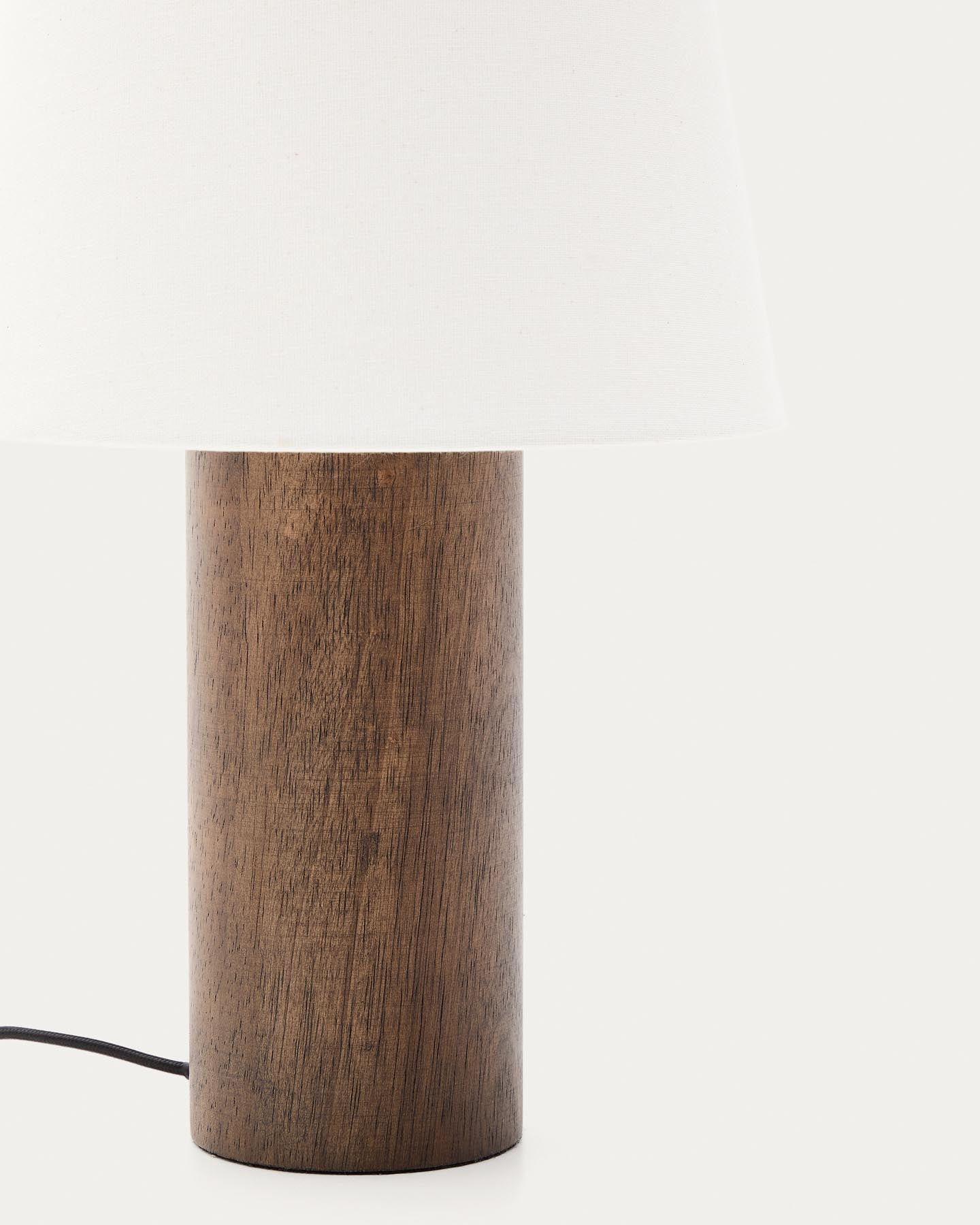 Tischlampe Marga aus massivem Gummibaumholz mit dunklem Finish in Dunkelbraun präsentiert im Onlineshop von KAQTU Design AG. Tischleuchte ist von Kave Home