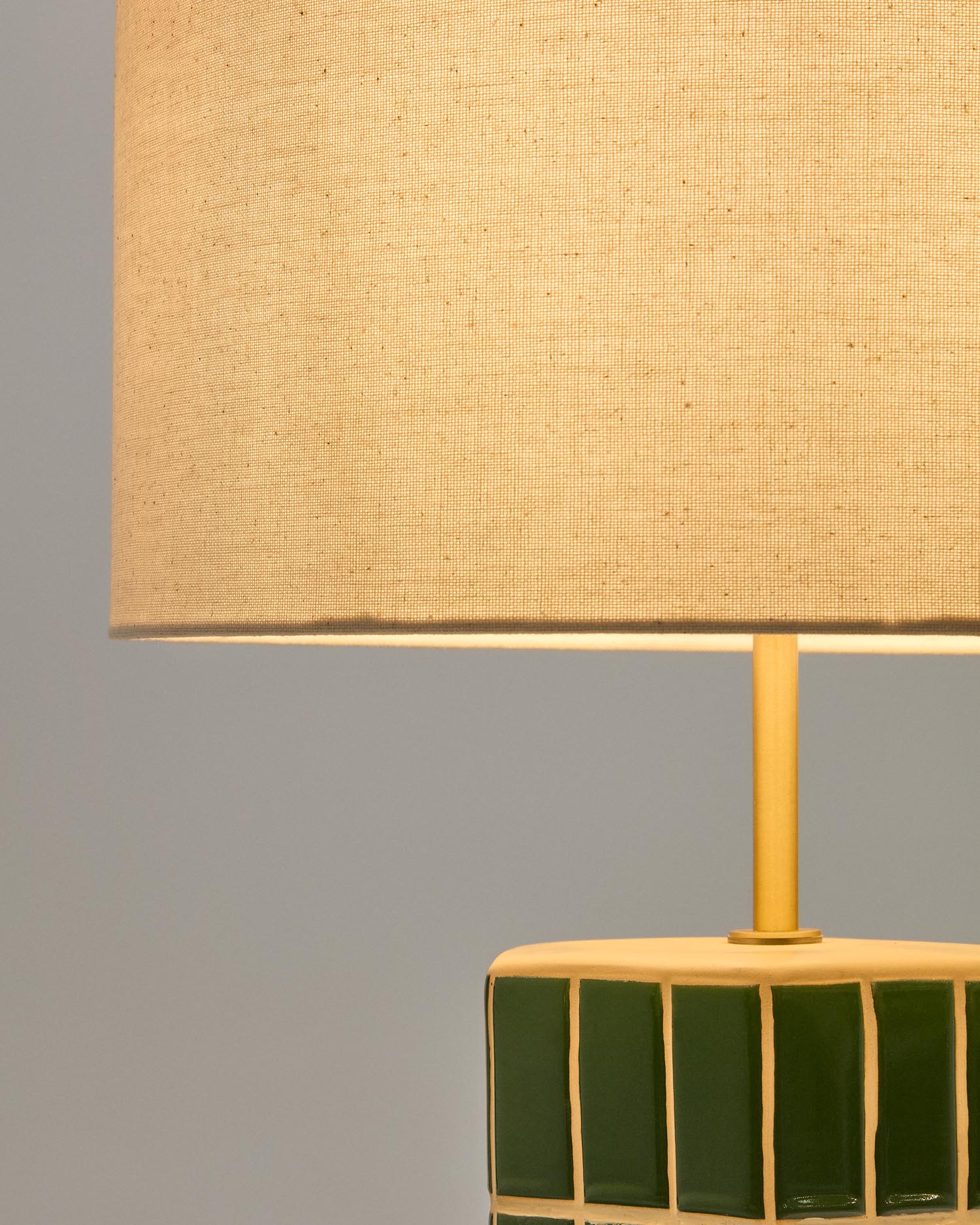 Die Tischlampe Rue von Kave Home kombiniert edles Design mit Funktionalität und bringt frischen Charme in Ihr Zuhause.