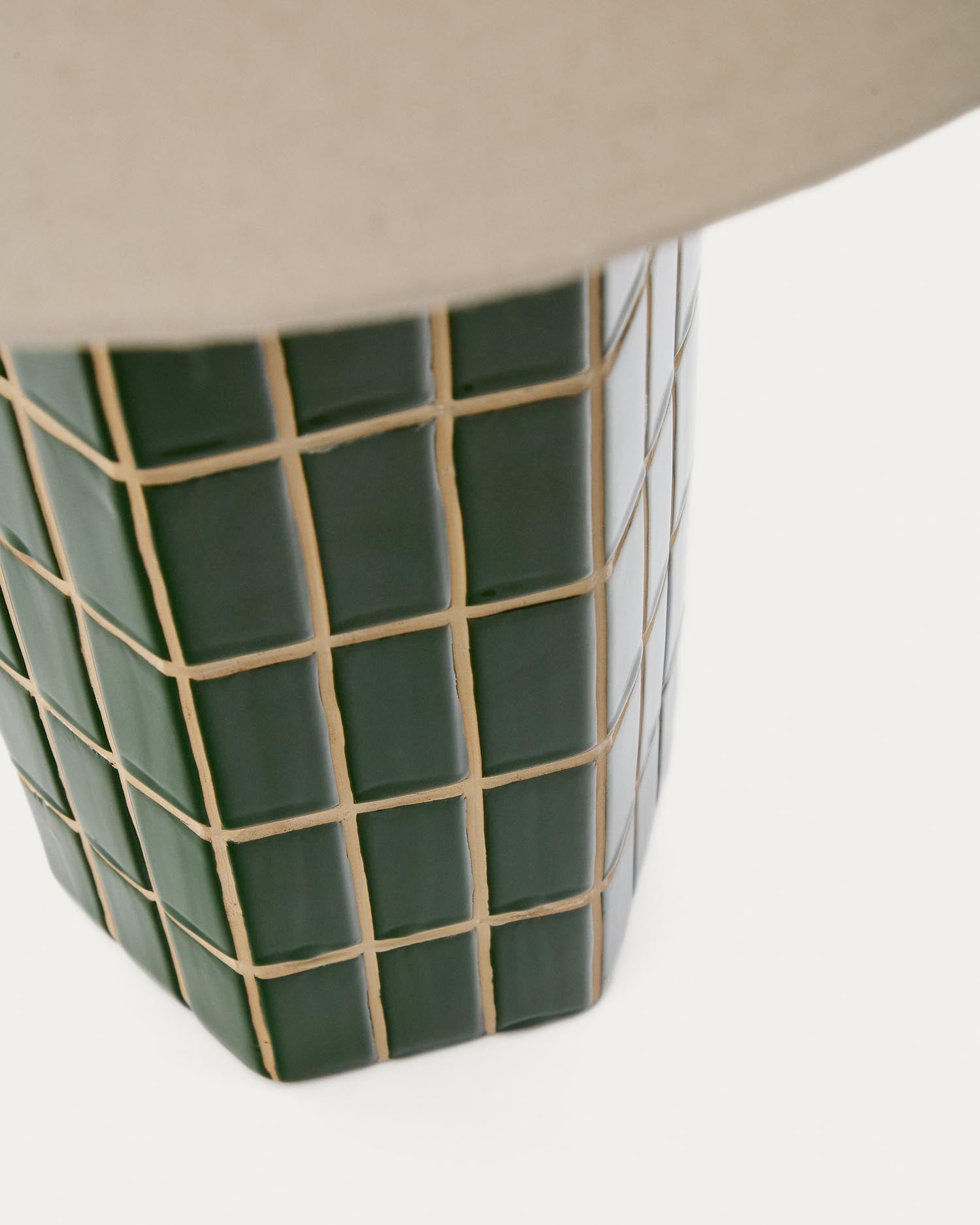 Die Tischlampe Rue von Kave Home vereint stilvolle Eleganz und hochwertige Keramik, ideal für eine gemütliche Atmosphäre in jedem Raum.