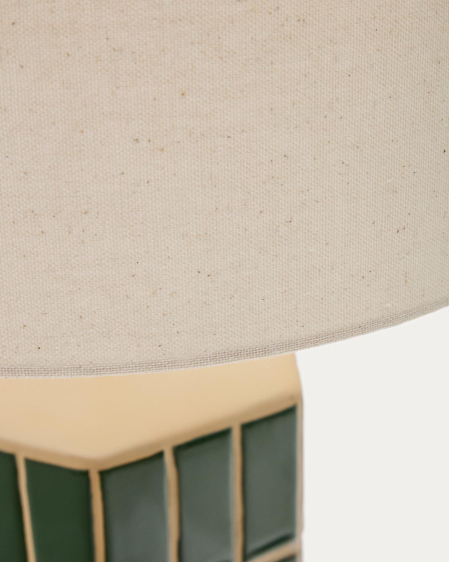 Die Tischlampe Rue von Kave Home besticht durch ihr einzigartiges, grünes Keramikdesign und schafft eine elegante, einladende Atmosphäre in Ihrem Zuhause.