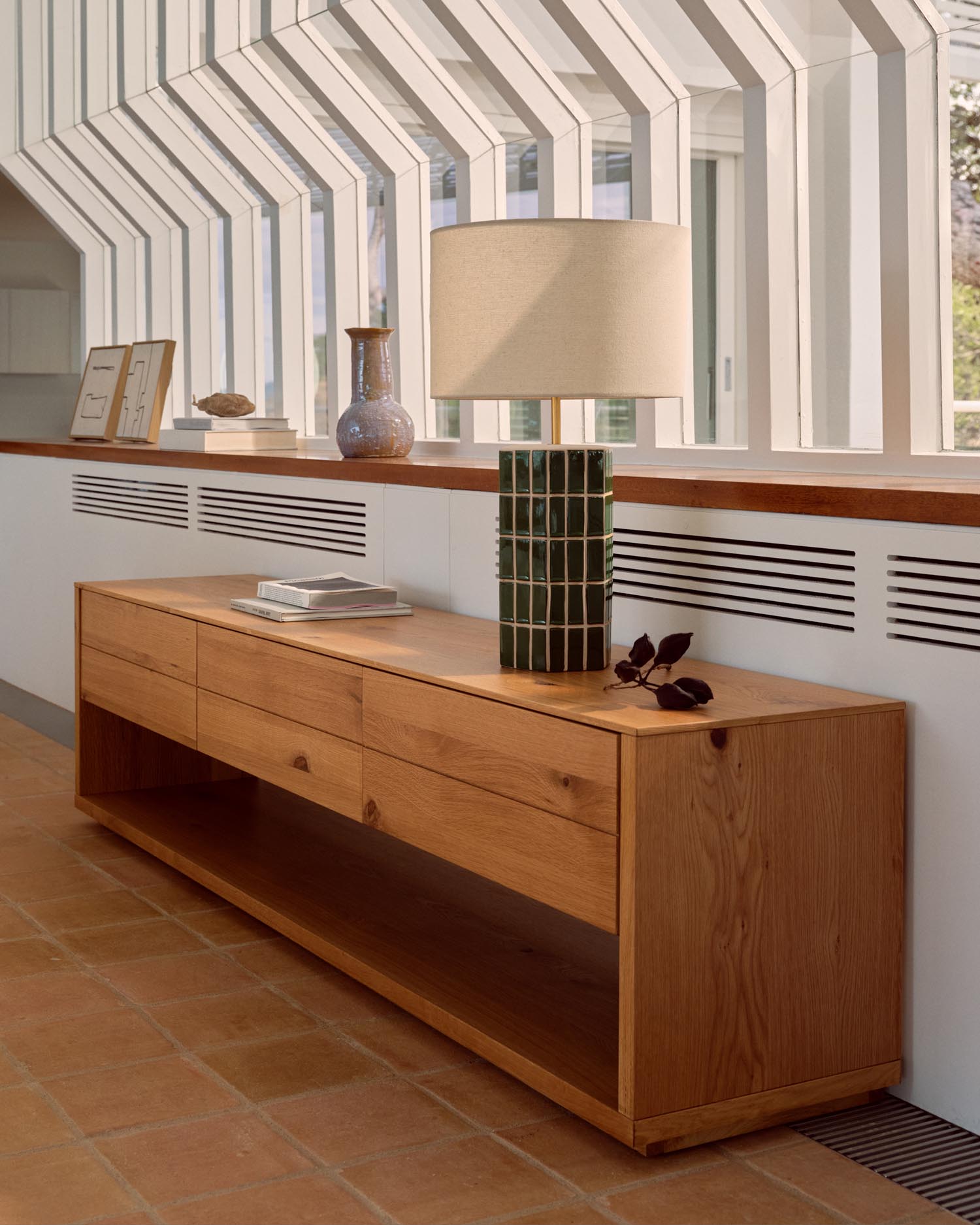 Verleihen Sie Ihrem Raum mit der Tischlampe Rue aus grüner Keramik von Kave Home einen Hauch von Eleganz und einzigartigem Stil.