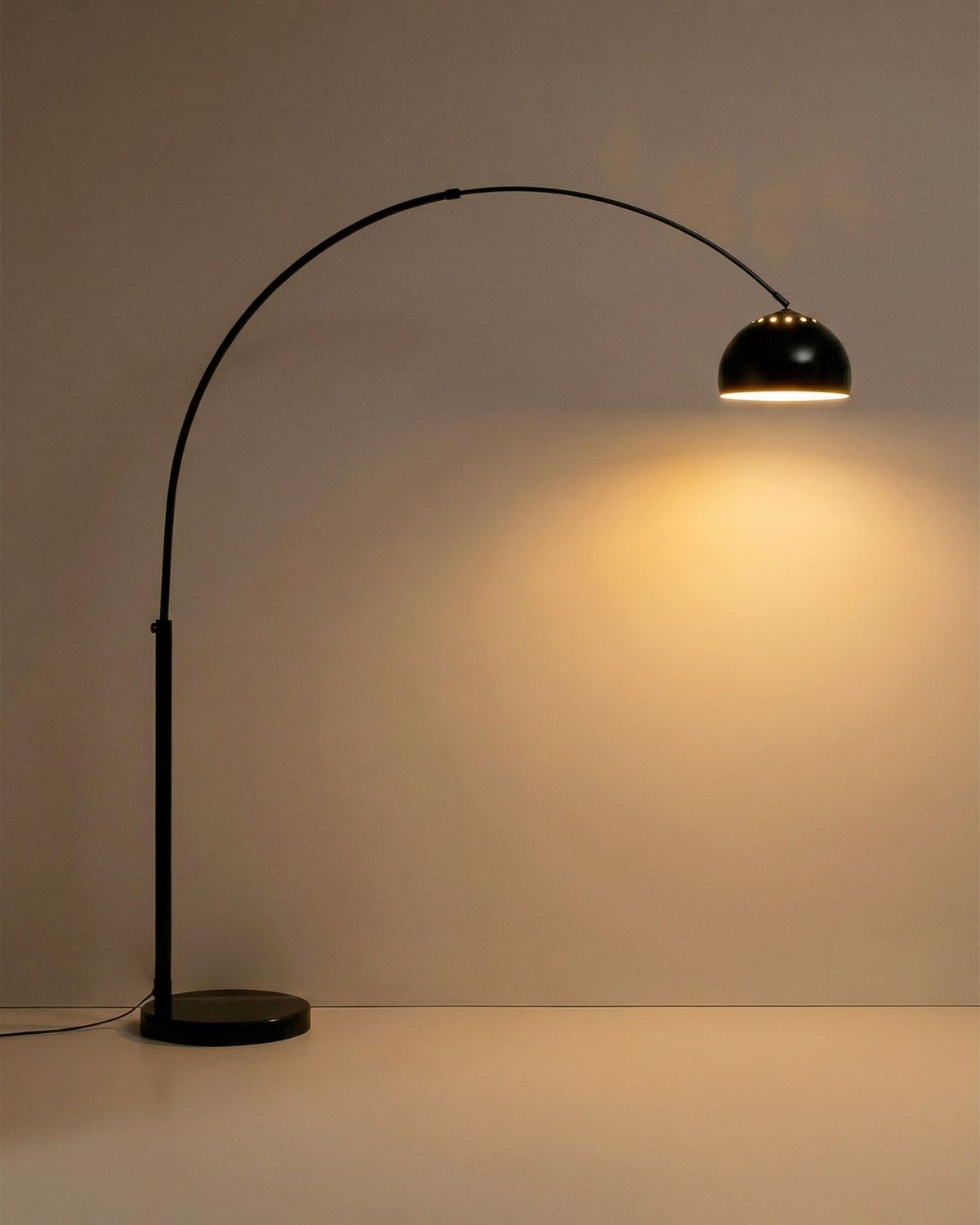 Stehlampe Madali aus glänzend schwarzem Stahl mit gebogener Struktur und massivem Fuss aus schwarzem Marmor, schwenkbarer Lampenschirm.