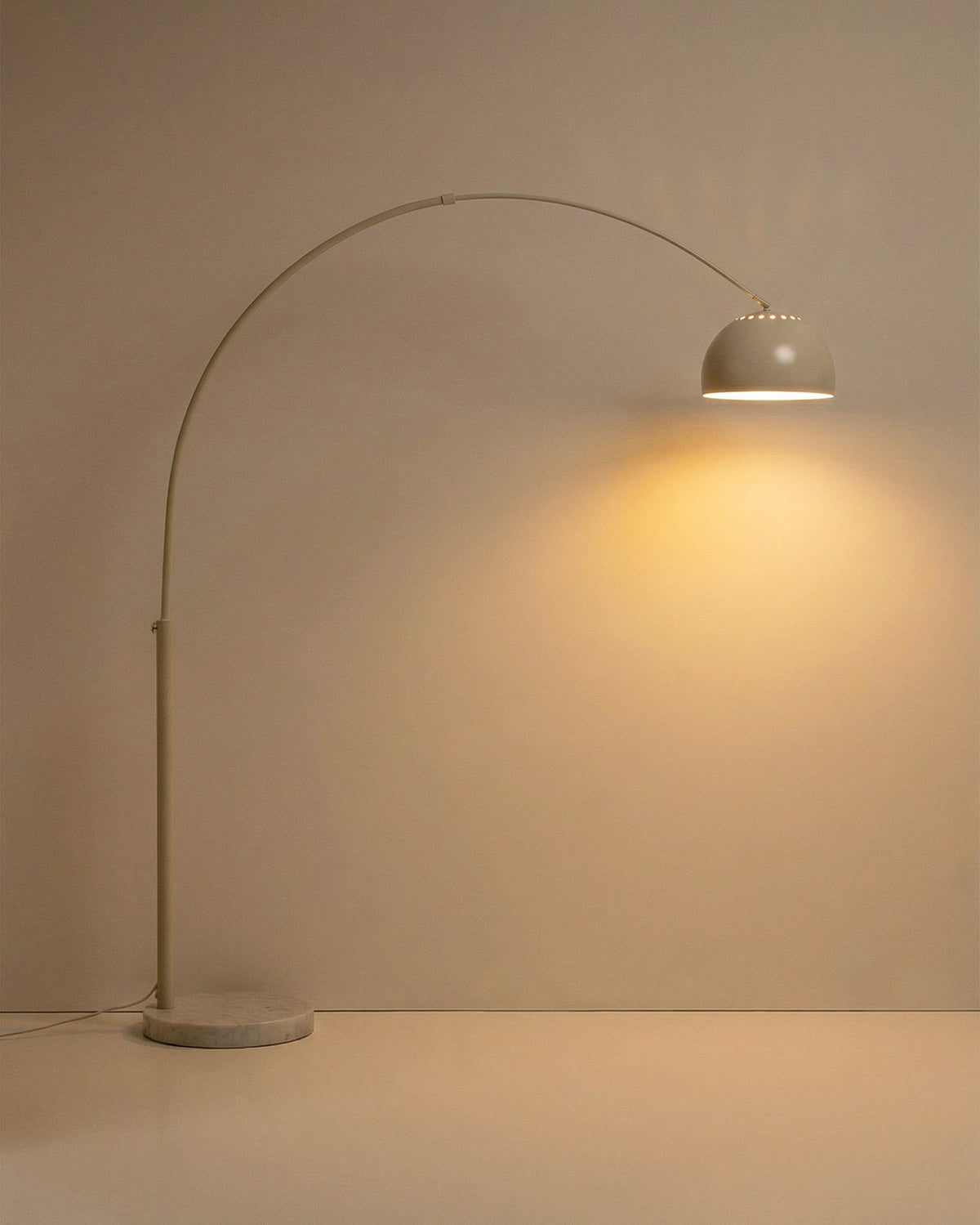 Stehlampe Madali von Kave Home mit weiss lackiertem Stahlgestell und Sockel aus weissem Marmor, schwenkbarer Lampenschirm.
