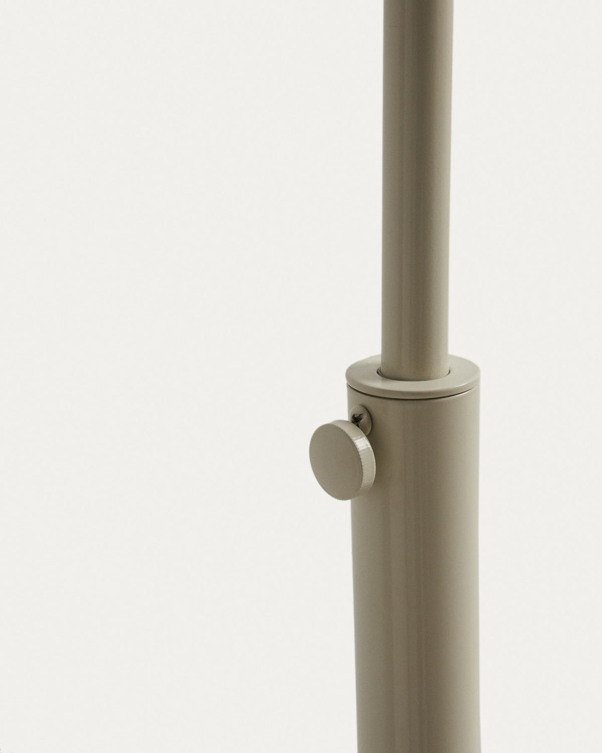 Stehlampe Madali von Kave Home mit weiss lackiertem Stahlgestell und Sockel aus weissem Marmor, schwenkbarer Lampenschirm.