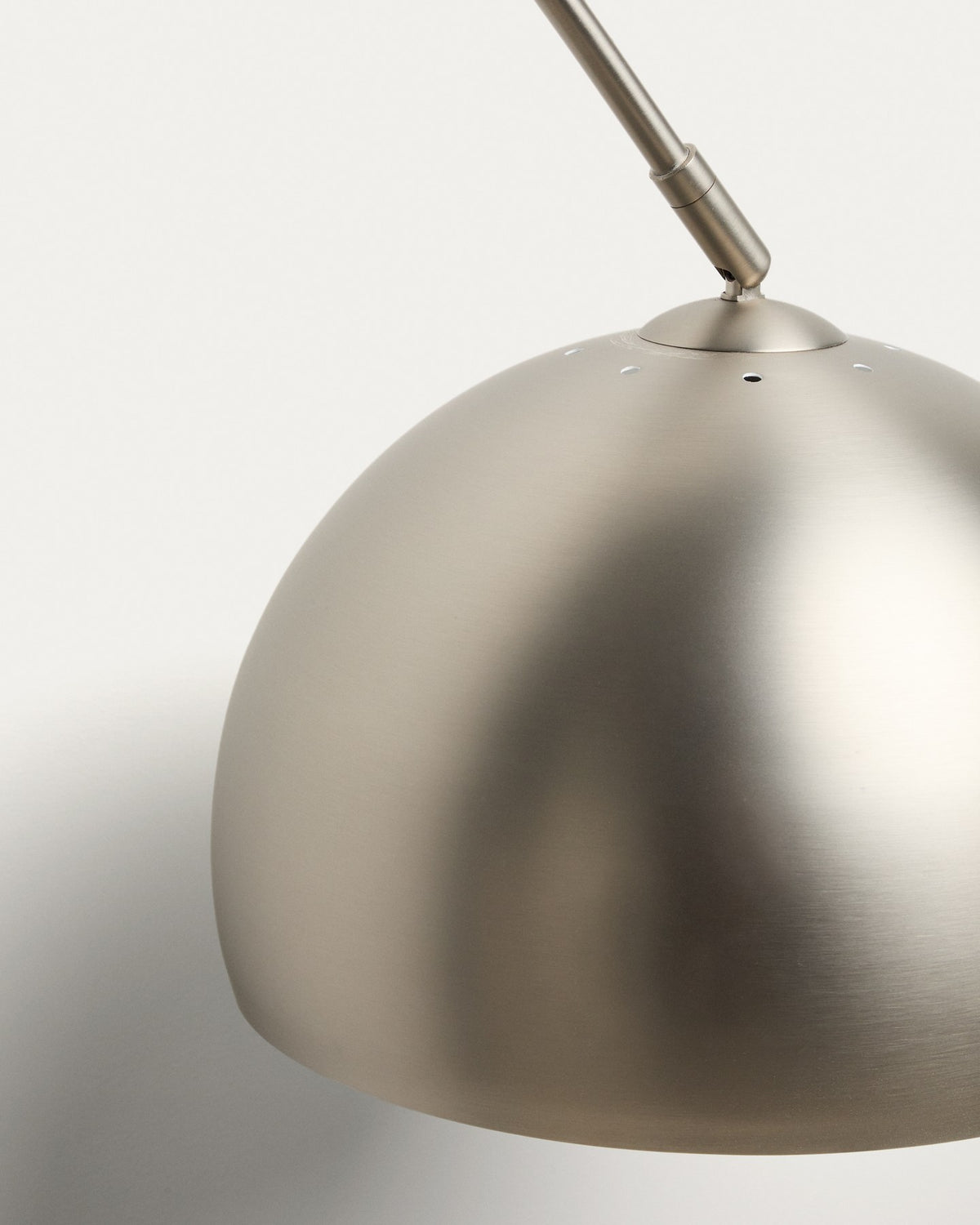 Stehlampe mit gebogenem Stahlrahmen in silbernem, gebürstetem Finish und einem massiven Sockel aus weissem Marmor, schwenkbarer Lampenschirm.