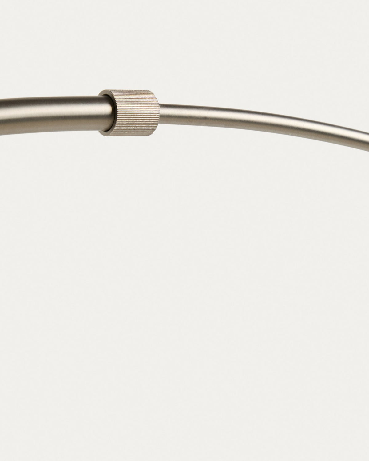 Stehlampe mit gebogenem Stahlrahmen in silbernem, gebürstetem Finish und einem massiven Sockel aus weissem Marmor, schwenkbarer Lampenschirm.