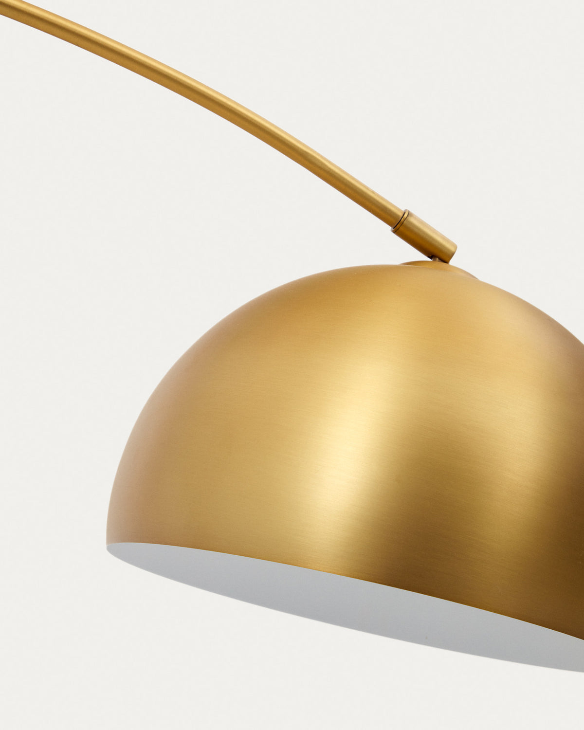 Madali Stehleuchte aus Metall mit Messing-Finish und weissem Marmor in Gold präsentiert im Onlineshop von KAQTU Design AG. Stehleuchte ist von Kave Home