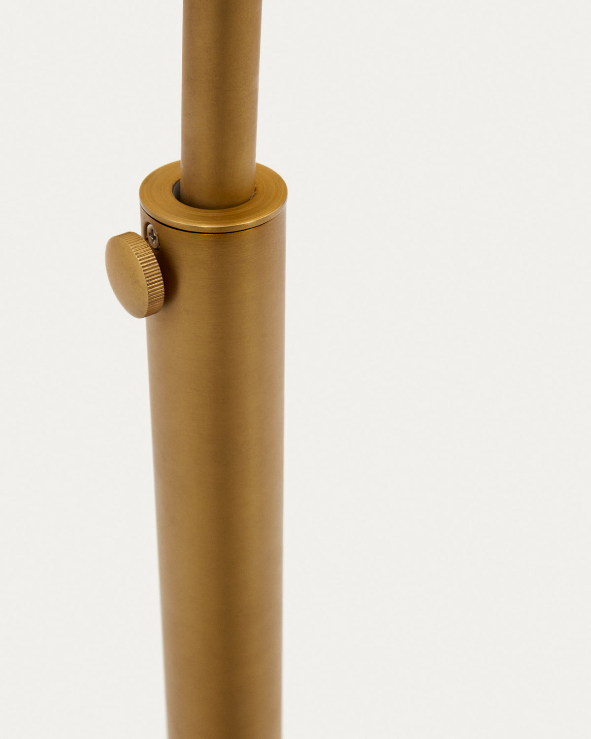 Madali Stehleuchte aus Metall mit Messing-Finish und weissem Marmor in Gold präsentiert im Onlineshop von KAQTU Design AG. Stehleuchte ist von Kave Home
