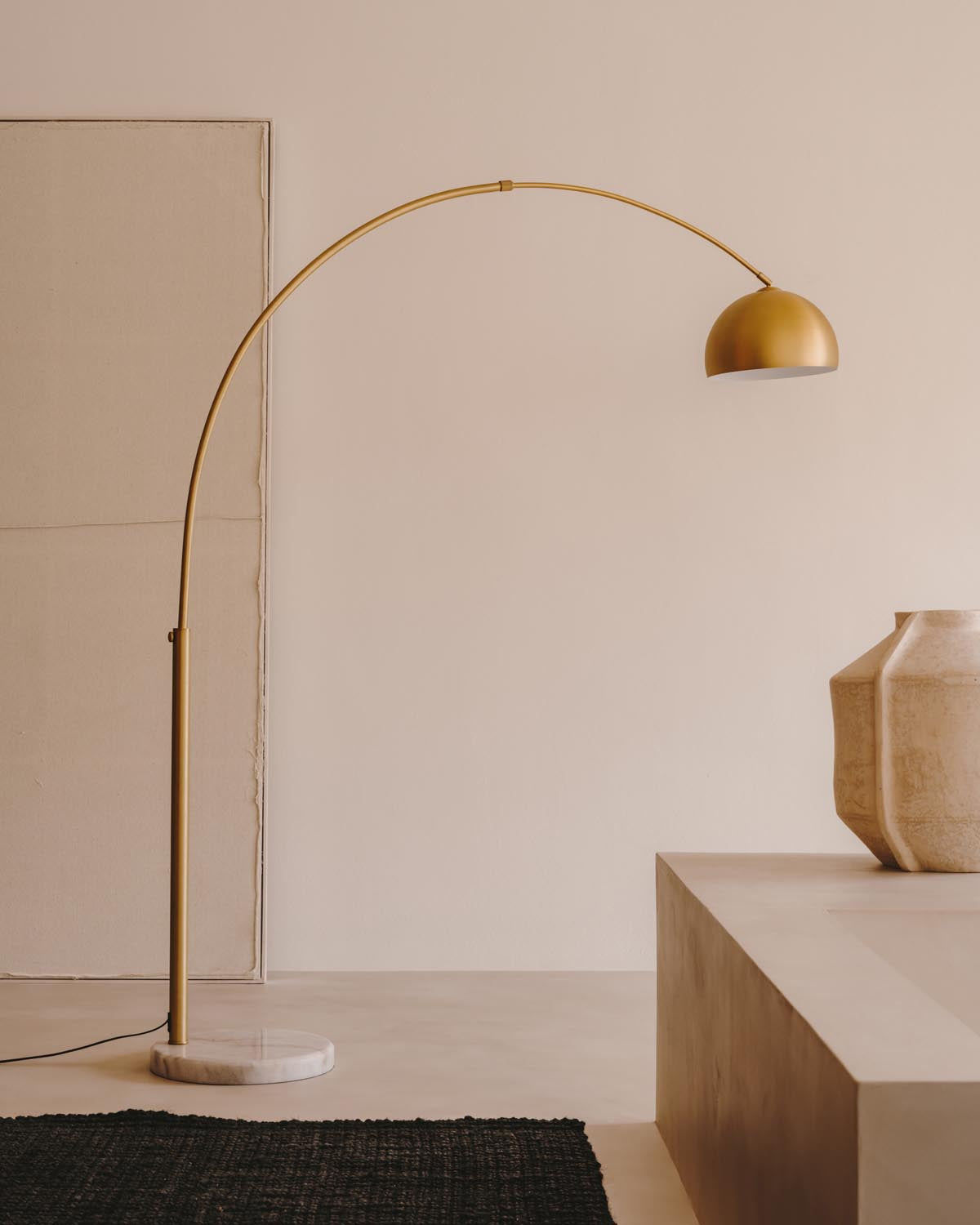 Luxuriöse Madali Stehleuchte: Metall, Messing-Look & Marmor-Design.