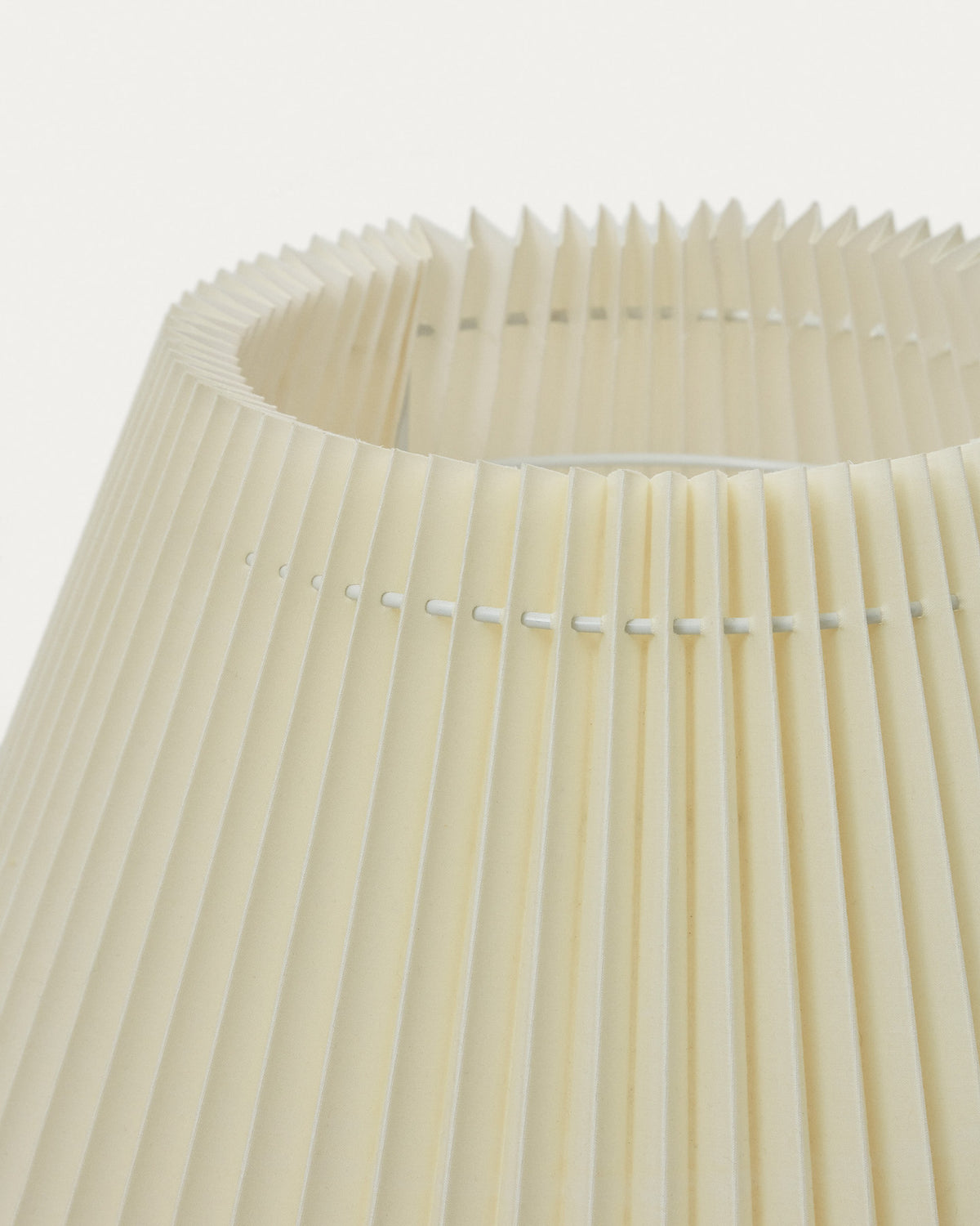 Benicarlo Stehlampe aus Kautschukholz mit natürlichem Finish und Beige in Beige präsentiert im Onlineshop von KAQTU Design AG. Stehleuchte ist von Kave Home