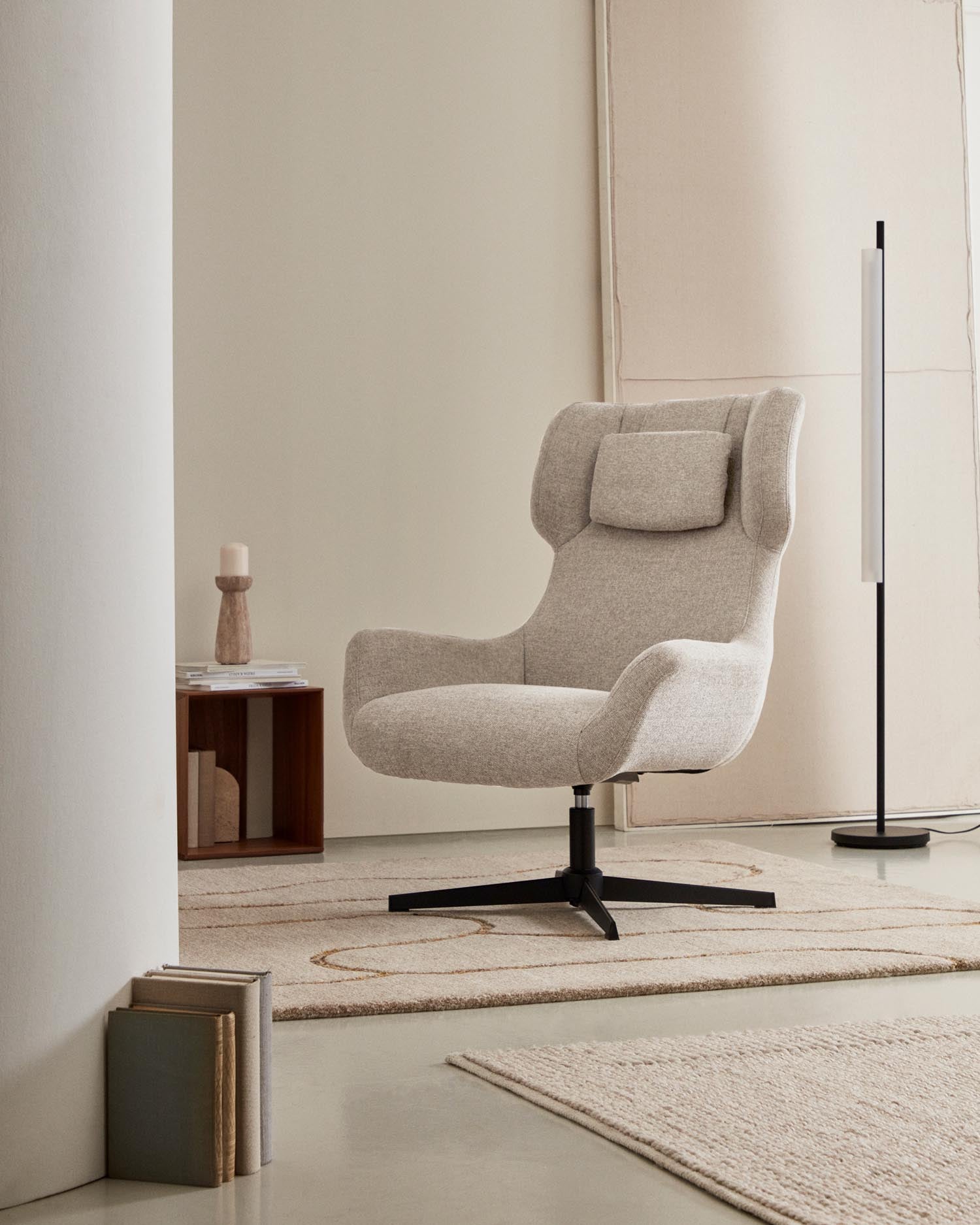 Die Vauxall Stehlampe kombiniert modernes Design mit hochwertigen Materialien wie Metall und Mattglas, ideal für stilvolle Wohnräume.