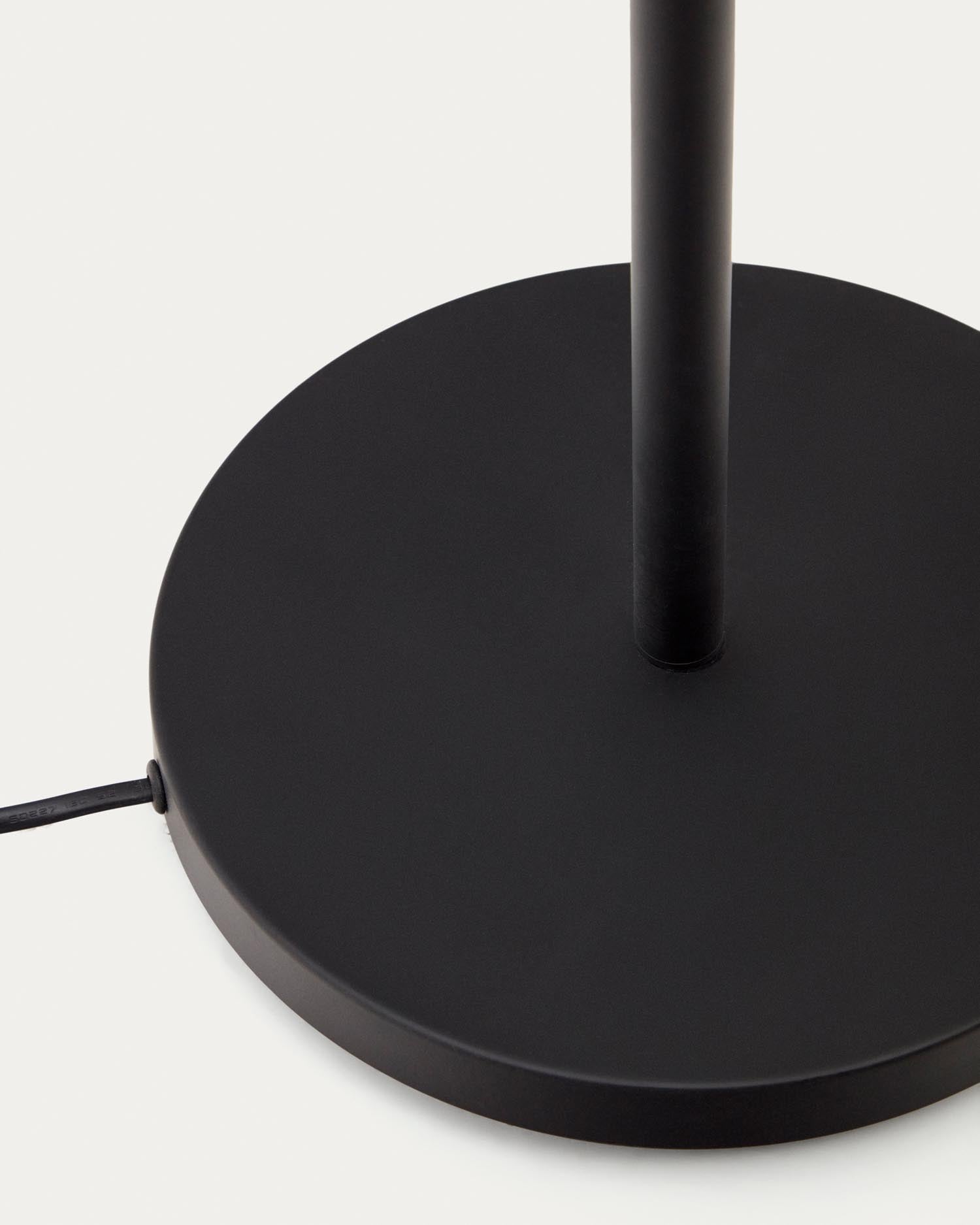 Die Stehlampe Vauxall von Kave Home vereint elegantes Mattglas und robustes Metall, um jedem Raum eine stilvolle und einladende Beleuchtung zu verleihen.