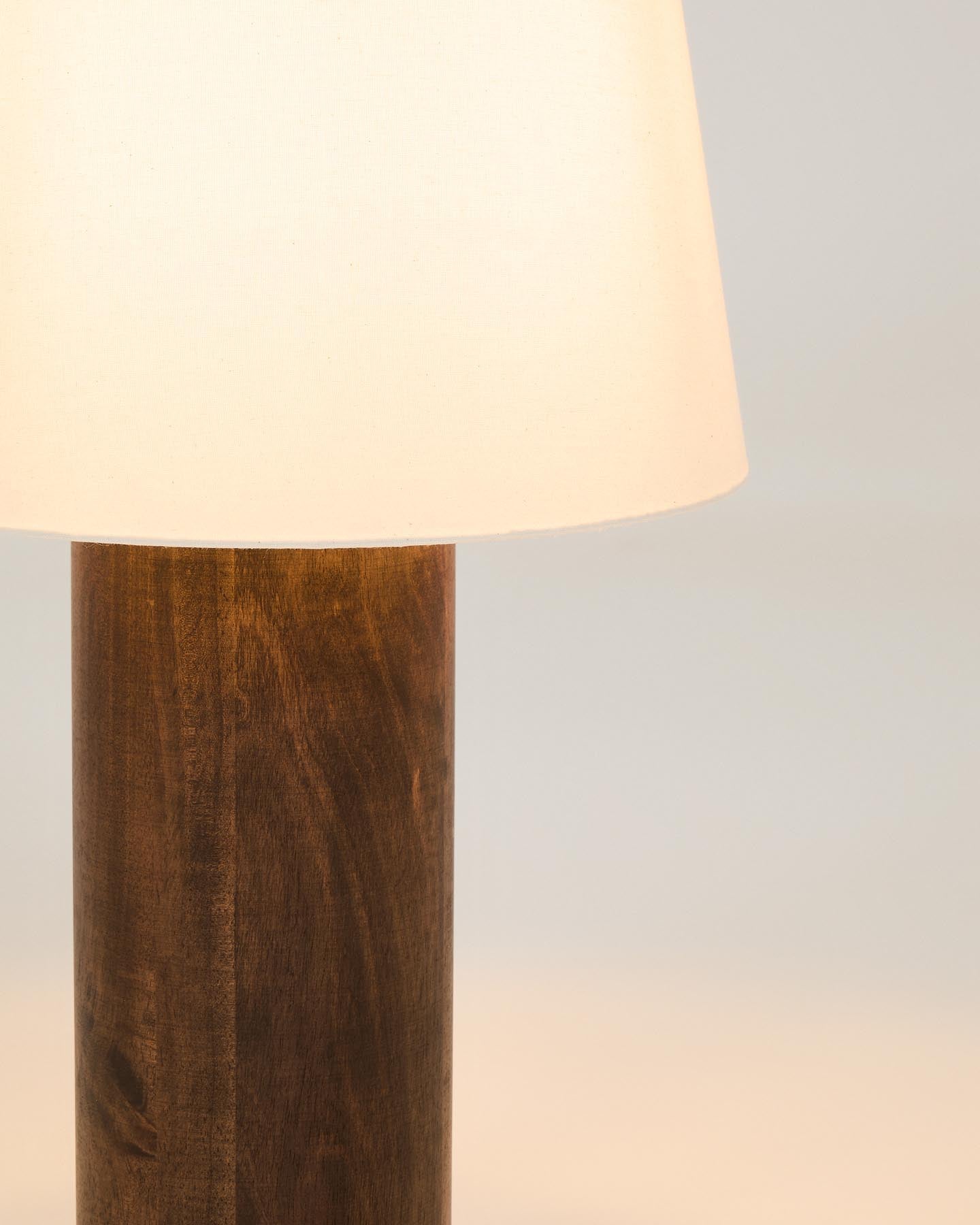Stehlampe Marga aus massivem Gummibaumholz mit dunklem Finish in Dunkelbraun präsentiert im Onlineshop von KAQTU Design AG. Stehleuchte ist von Kave Home