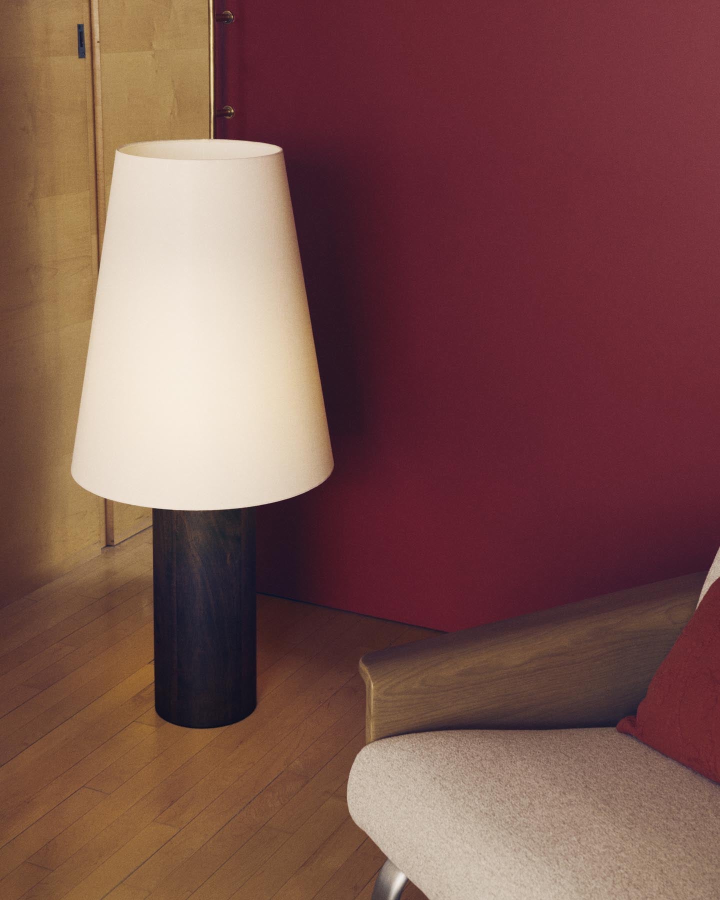 Stehlampe Marga aus massivem Gummibaumholz mit dunklem Finish in Dunkelbraun präsentiert im Onlineshop von KAQTU Design AG. Stehleuchte ist von Kave Home