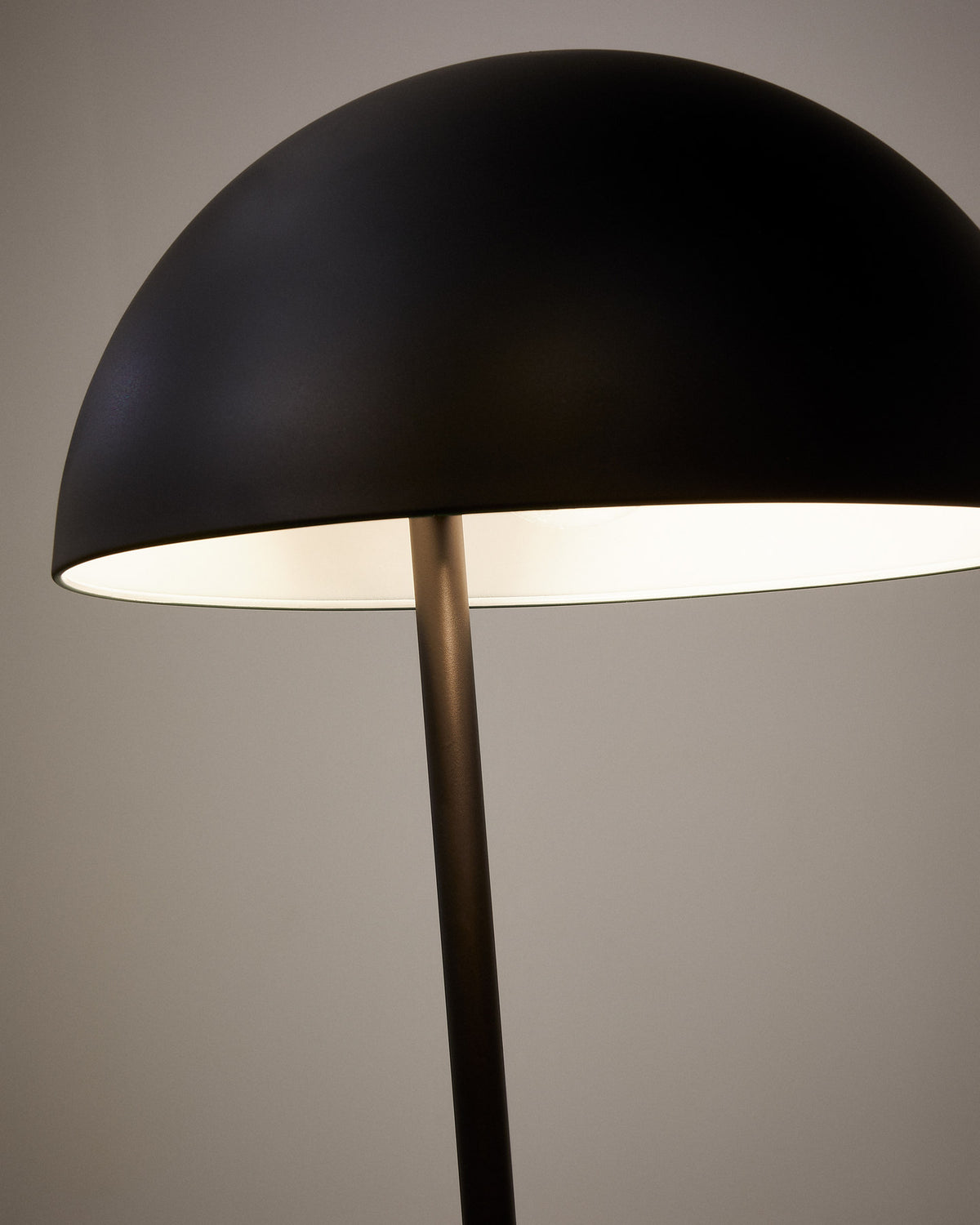Catlar Stehlampe aus Eschenholz und Metall mit schwarzem Lackfinish in Schwarz präsentiert im Onlineshop von KAQTU Design AG. Stehleuchte ist von Kave Home