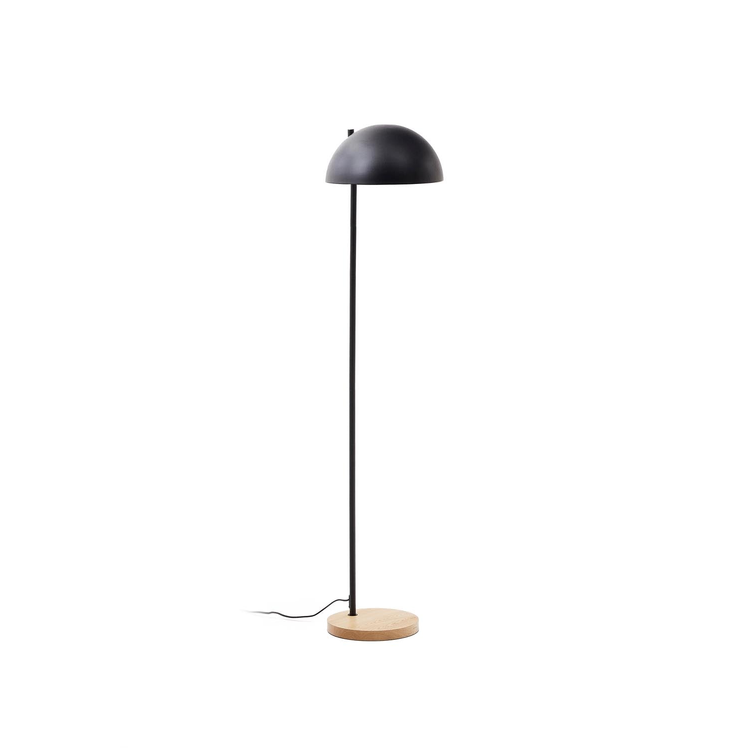Entdecke die Catlar Stehlampe von Kave Home: modernes Design aus Eschenholz und Metall, elegantes schwarzes Finish, ideal für jedes Zuhause.