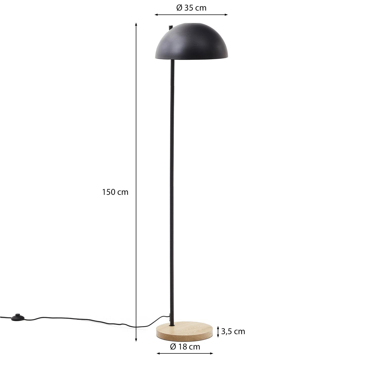 Die Catlar Stehlampe von Kave Home kombiniert modernes Design mit Eschenholz und schwarzem Metall für stilvolle Eleganz.