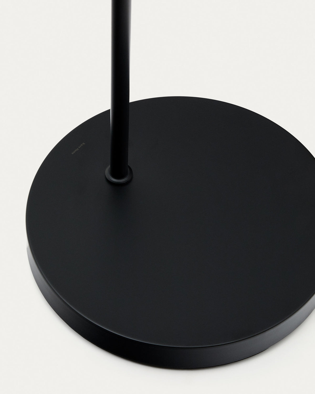 Standfuss für tragbare Lampen Nali aus Metall mit schwarzer Lackierung. in Schwarz präsentiert im Onlineshop von KAQTU Design AG. Outdoor Stehleuchte ist von Kave Home