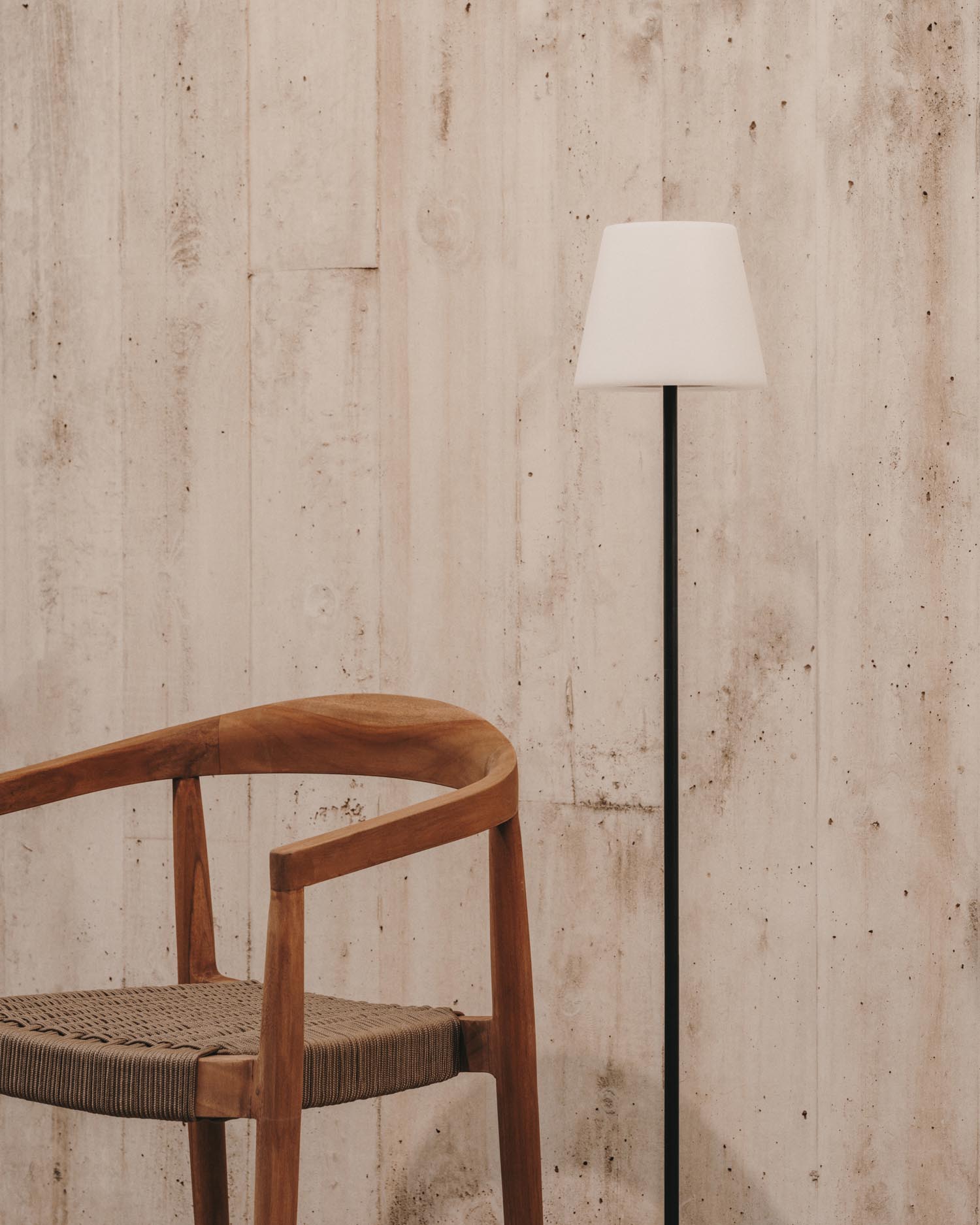 Stilvolle Solar-Stehlampe Amaray in Schwarz, 120 cm hoch. Robuste Stahlkonstruktion, umweltfreundlich und perfekt für jeden Außenbereich.