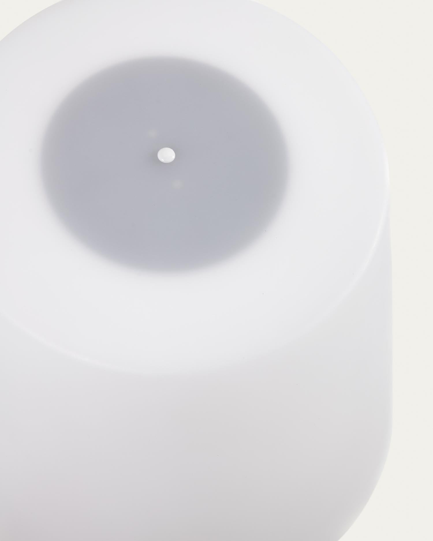 Elegante 120 cm hohe Solar-Stehlampe Amaray in Grau. Robuster Stahl, umweltfreundlich und mobil – ideal für stimmungsvolle Abende im Freien.