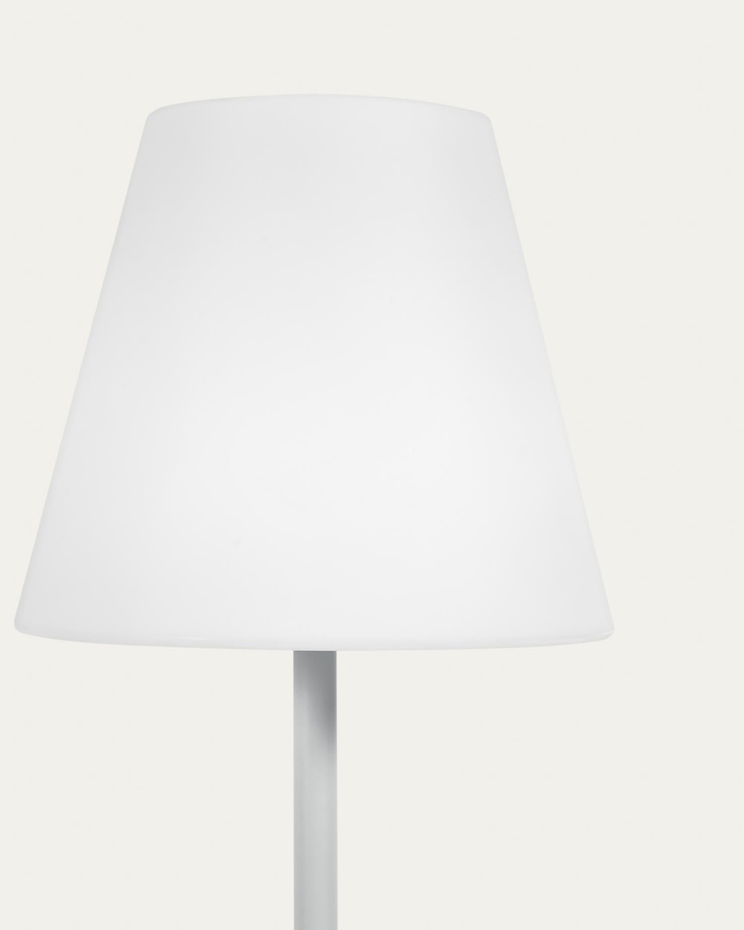 Die stilvolle Outdoor Solar-Stehlampe Amaray in Grau (120 cm) vereint Nachhaltigkeit und Flexibilität. Robustes Design für gemütliche Abende im Freien.