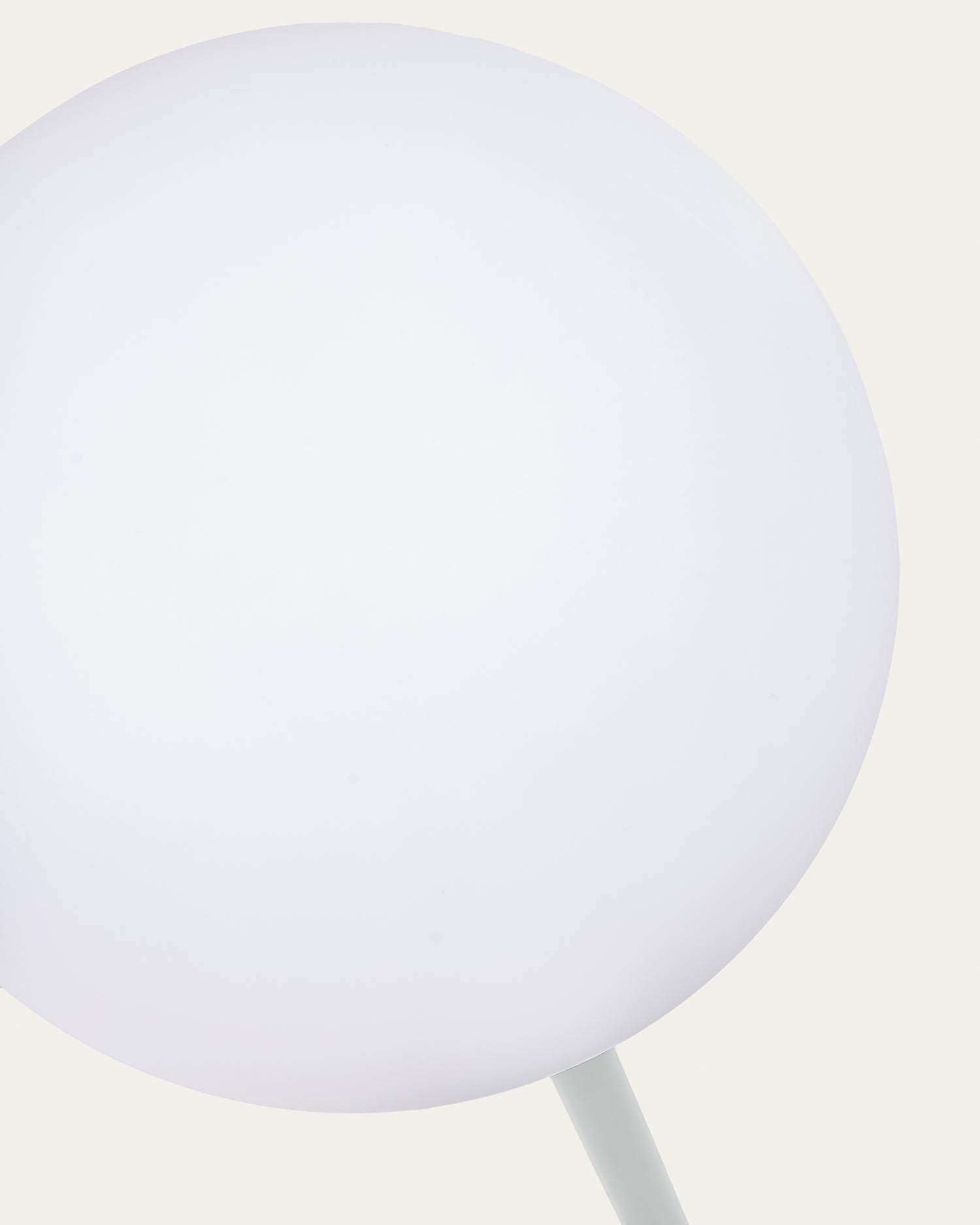 Die 120 cm hohe Outdoor Solar-Stehlampe Dinesh von Kave Home vereint modernes Design und Nachhaltigkeit. Ideal für Garten und Terrasse.