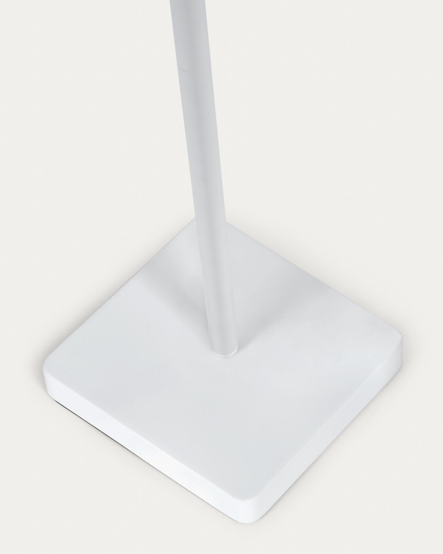 Die elegante 120 cm hohe Outdoor Solar-Stehlampe Dinesh von Kave Home bietet umweltfreundliche Beleuchtung für jeden Außenbereich.