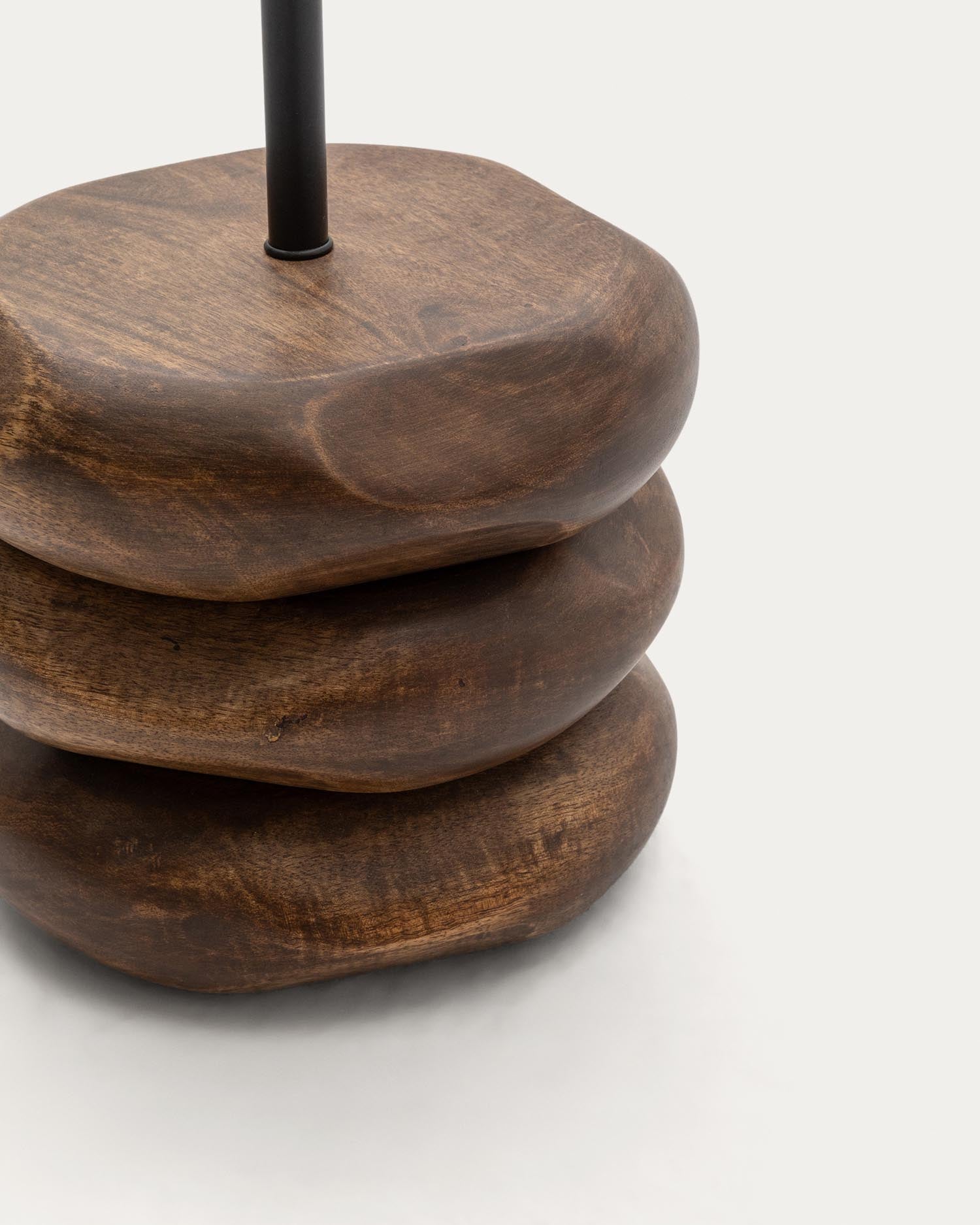 Elegante Stehlampe Kor aus robustem Akazienholz mit Jute-Details, dunkles Finish, ideal für gemütliche Beleuchtung und stilvolle Akzente.