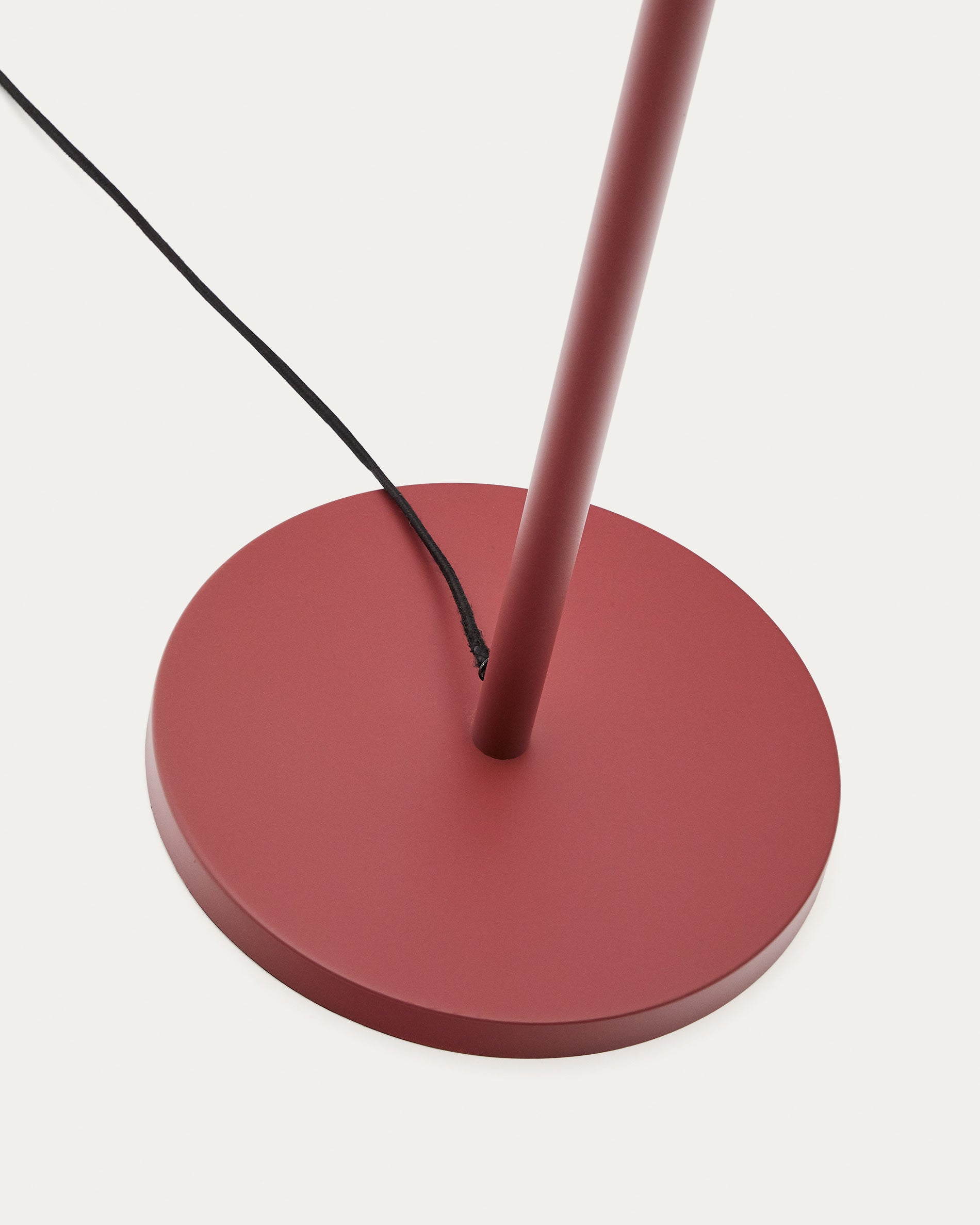 Elegante Stehlampe Navat von Kave Home: Metall mit warmem Terrakotta-Finish, stabiler Holzfuß, vielseitig einsetzbar für jeden Raum.