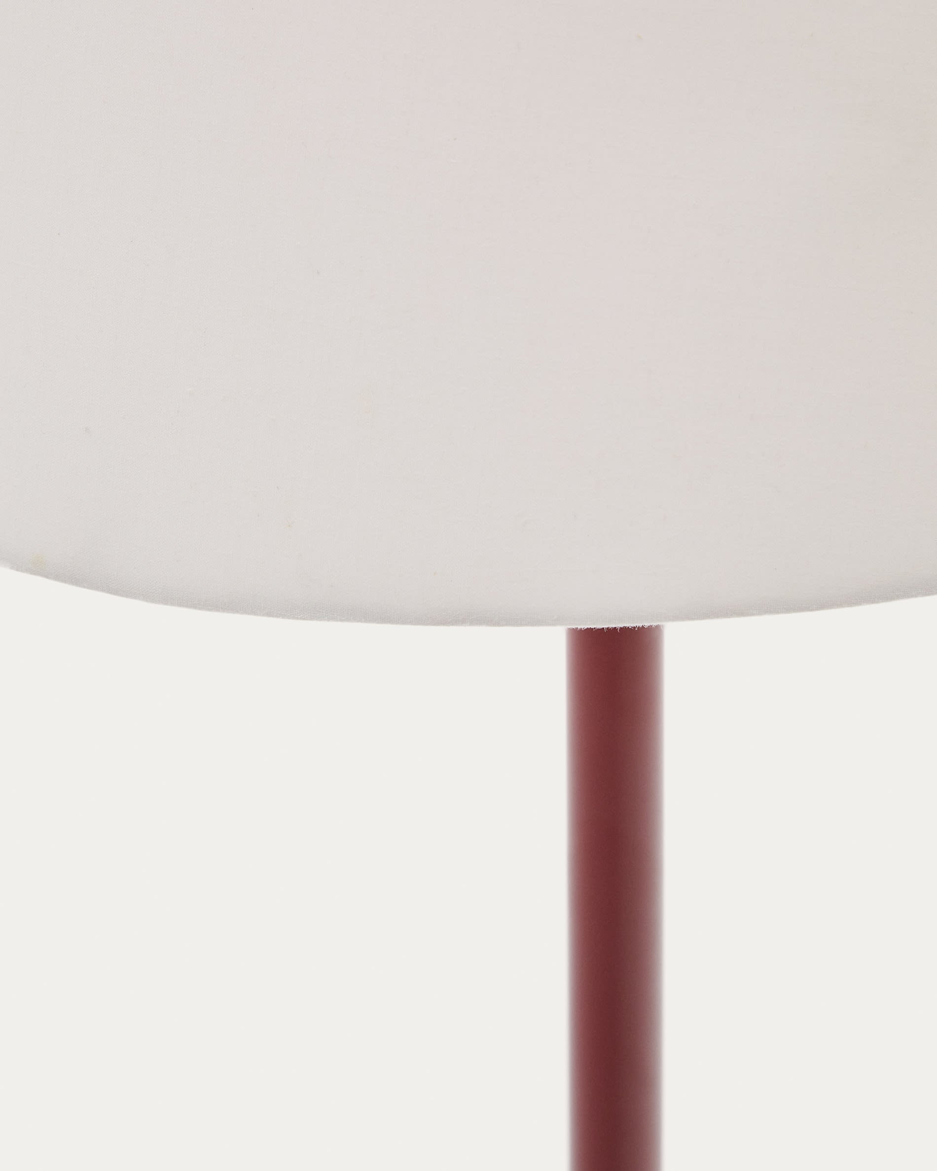 Moderne Stehlampe Navat von Kave Home: Metall mit edlem Terrakotta-Finish, stabiler Holzfuß, ideal für stilvolle Akzente in jedem Raum.