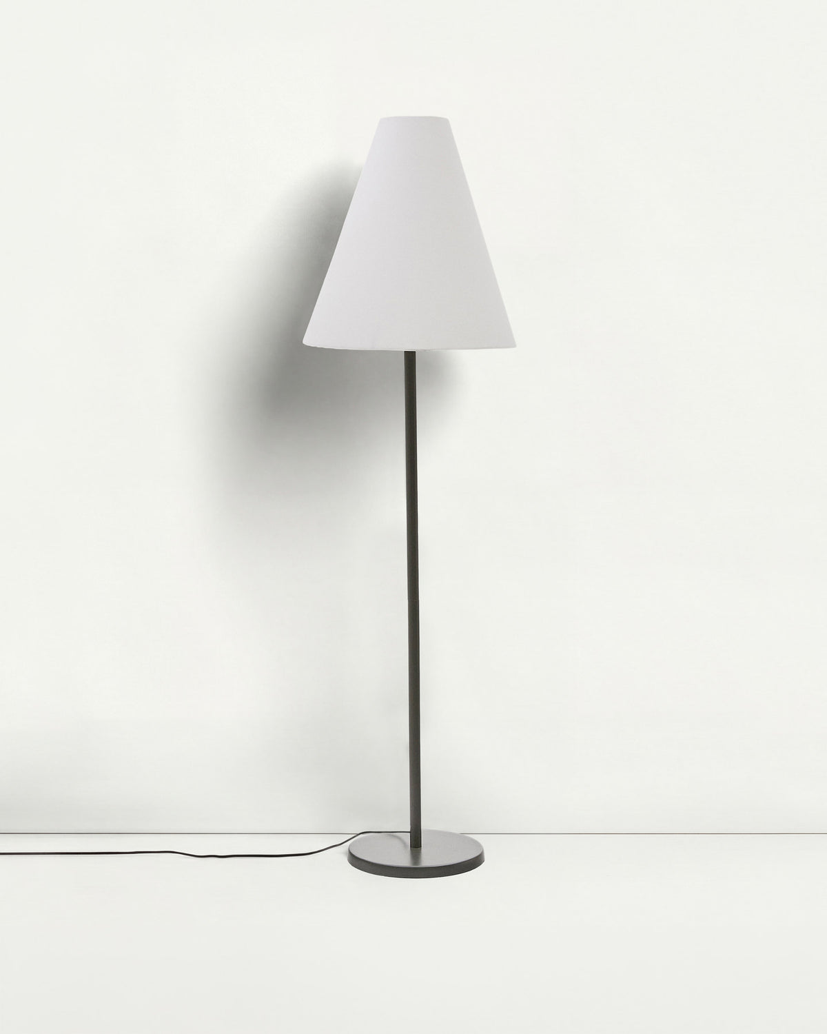 Stehlampe Navat aus Metall mit grünem Finish in Grün präsentiert im Onlineshop von KAQTU Design AG. Stehleuchte ist von Kave Home